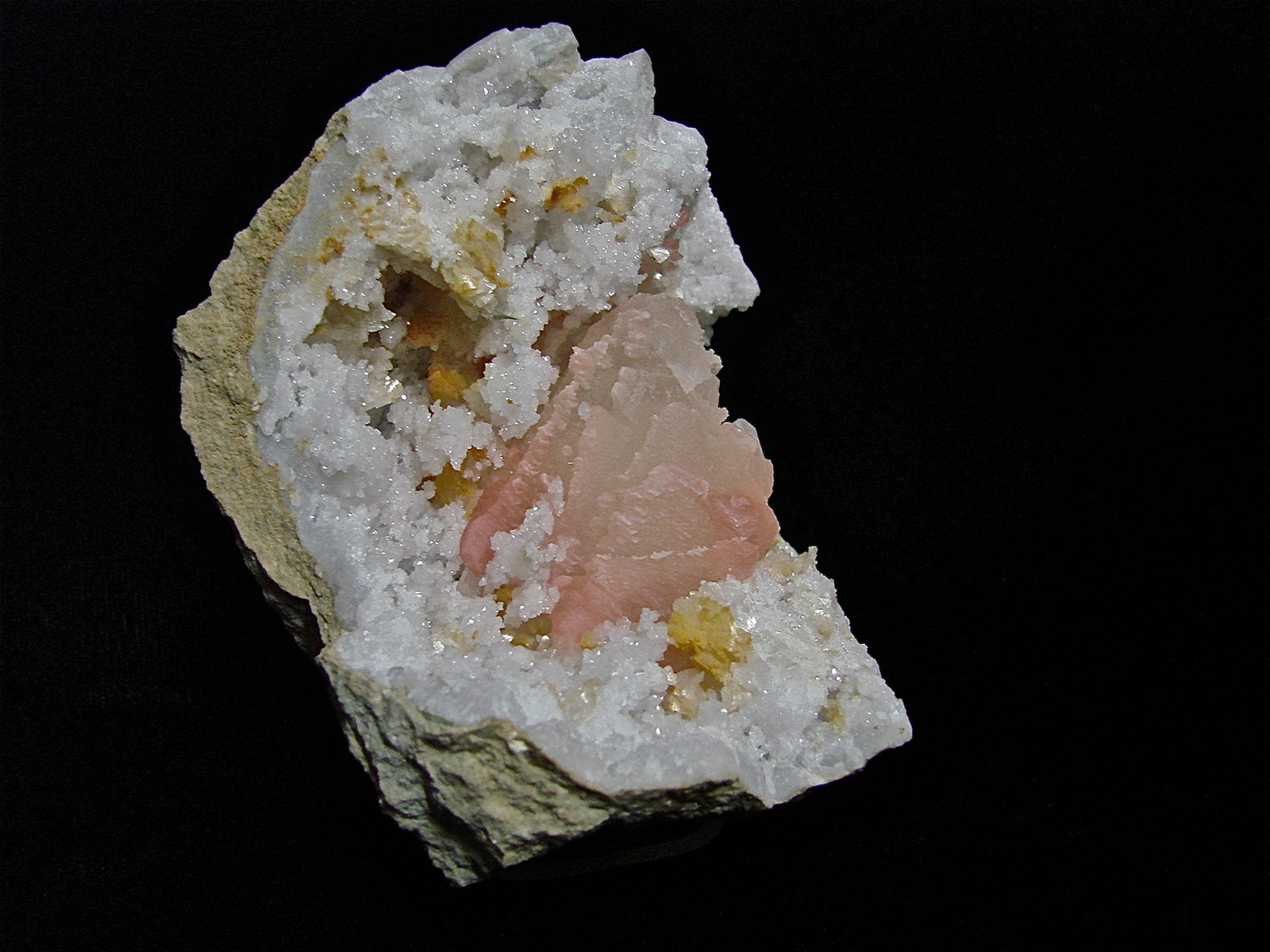 Dolomite and Calcite (variety manganese rich) on Quartz
quartz geode is 7 cm. the calcite is 5 cm
(Autor: Bob Harman)
