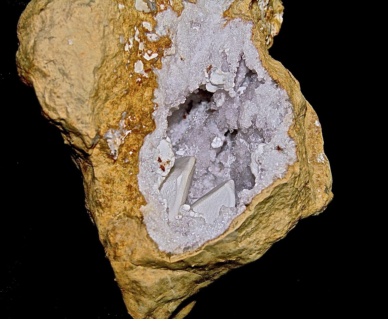 Aragonite or Kaolinite on Calcite on Quartz
Geode is 10 cm. the larger of the 2 Calcites is 2.5 cm
(Autor: Bob Harman)