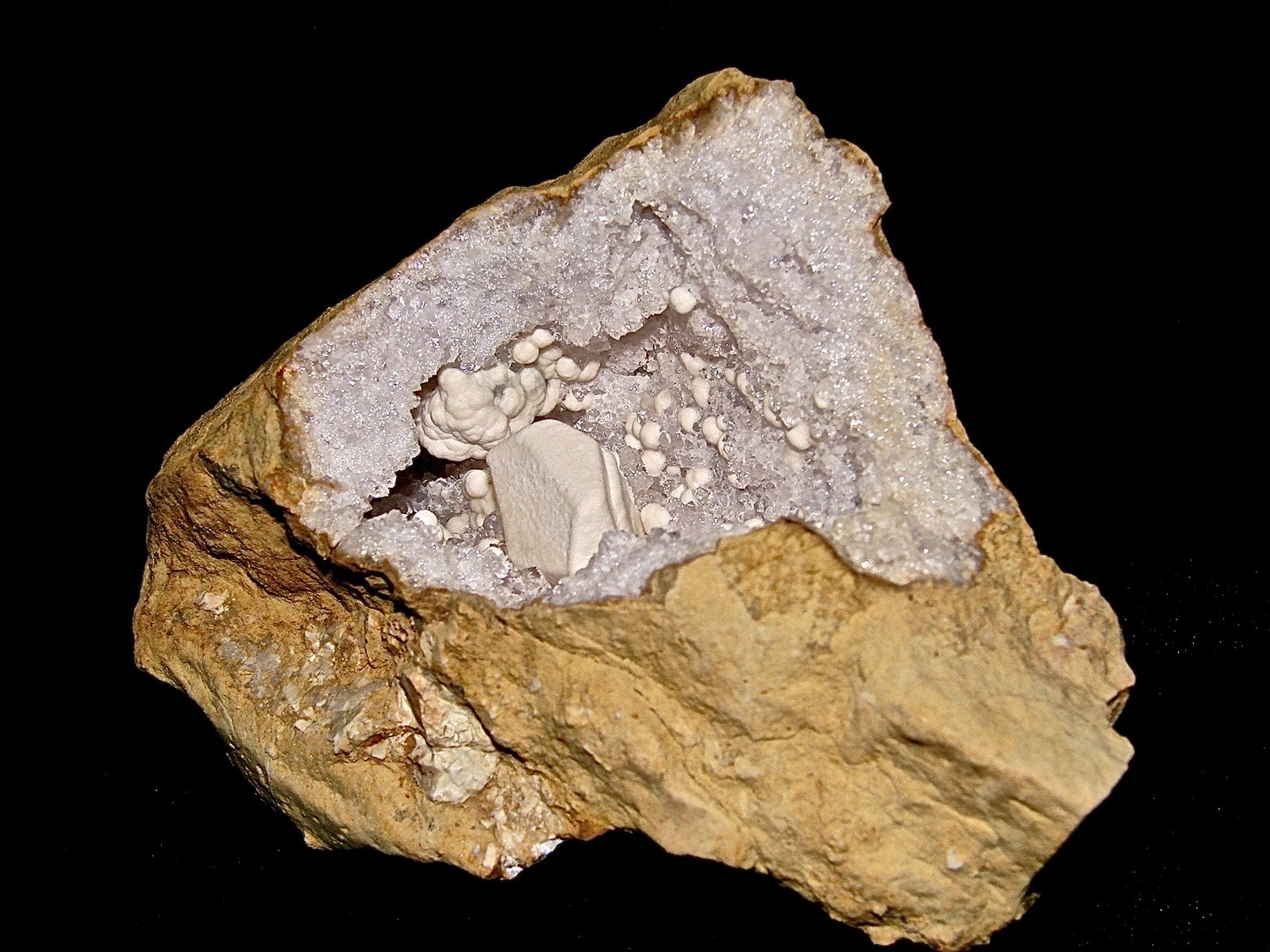 Aragonite or Kaolinite on Calcite on Quartz
Geode is 8 cm. The Calcite is 2 cm
(Autor: Bob Harman)
