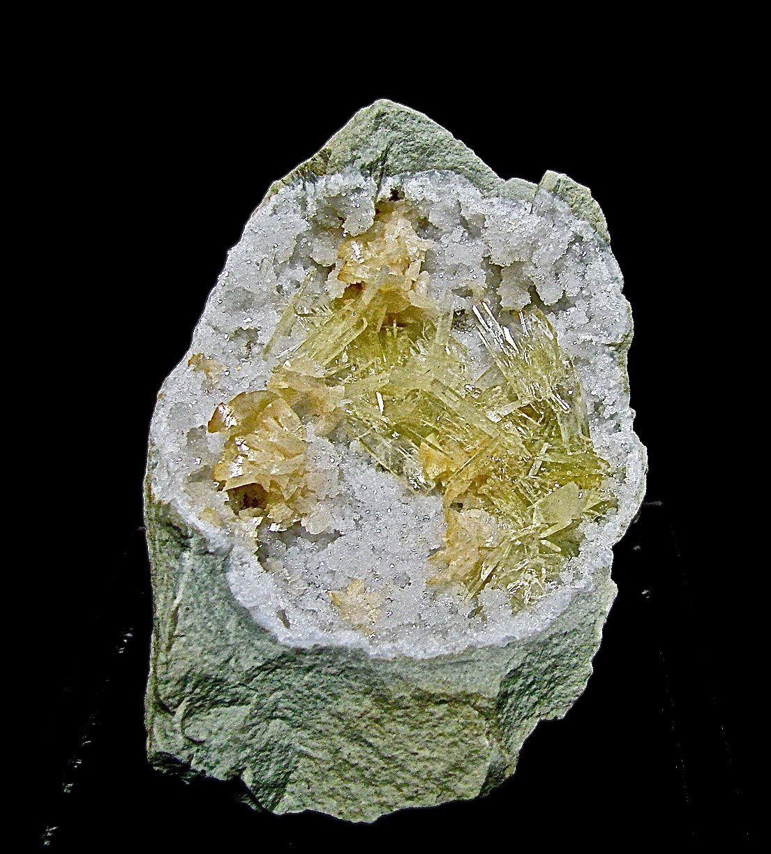Barite and Dolomite on Quartz
6 cm with the group of intergrown barites about 4 cm
(Autor: Bob Harman)