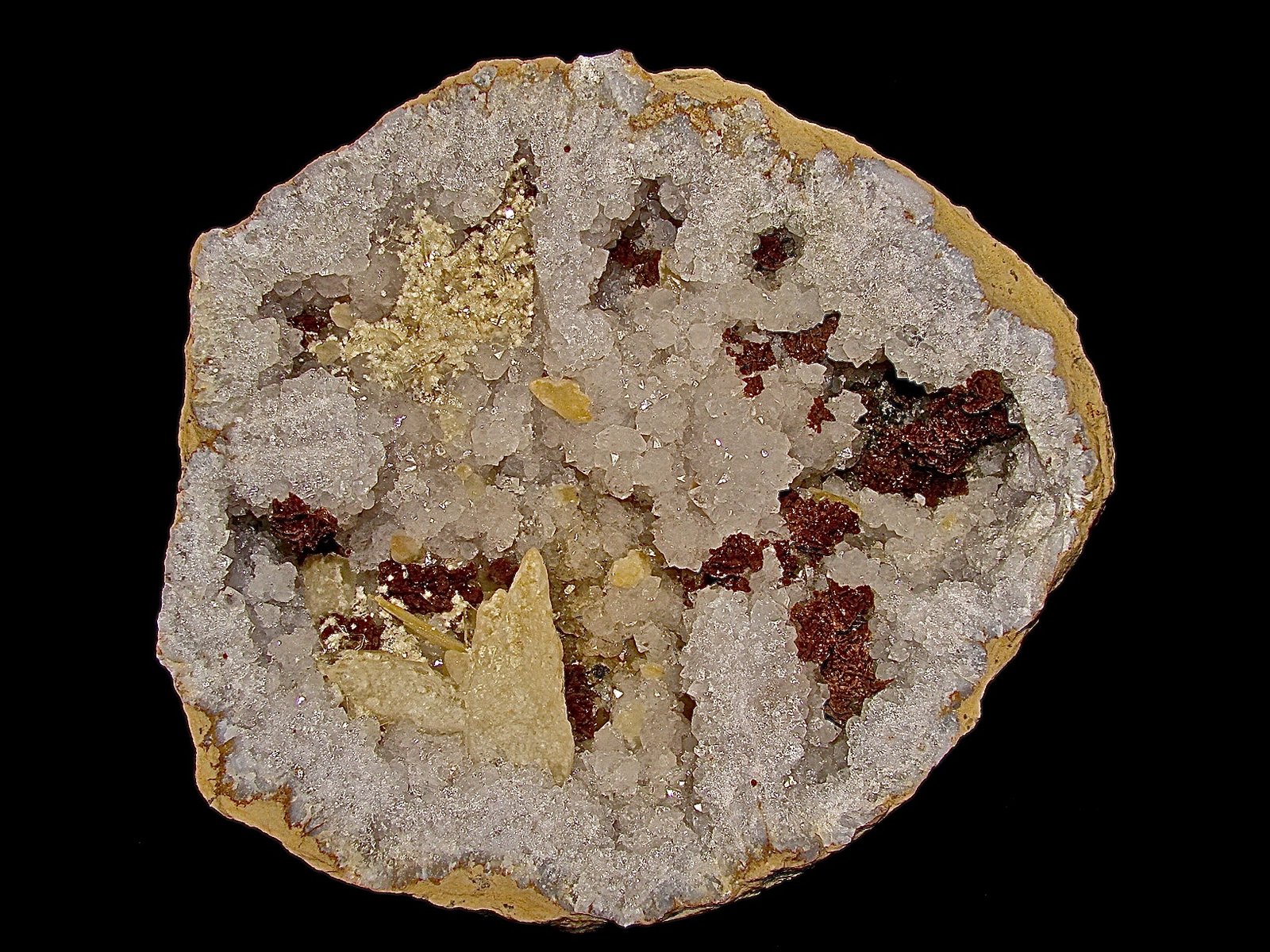 Calcite, Barite, Dolomite (variety iron rich dolomite) on Quartz
geode is 22 cm x 22 cm.    The largest calcite is 4.5 cm.     The barite groupings are up to 5.0 cm. The dolomite groupings are up to 4.0 cm
(Autor: Bob Harman)
