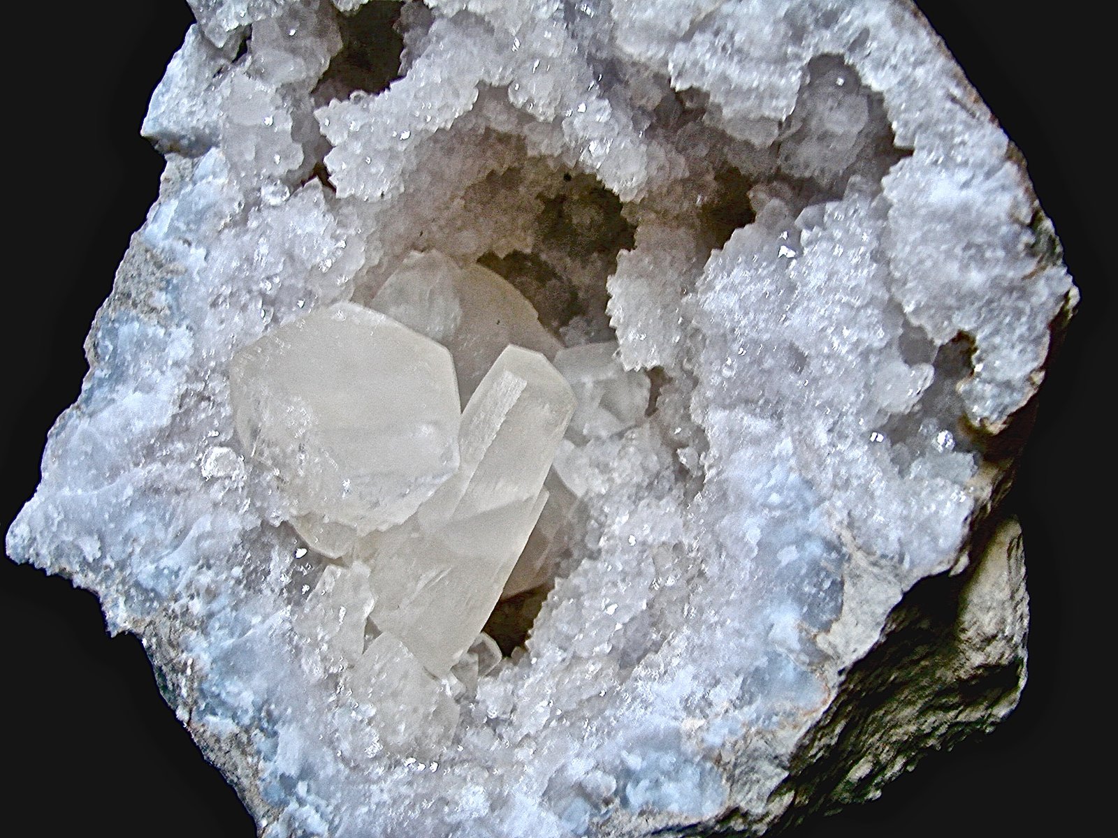 Calcite on Quartz
the largest intact calcite in this picture is 4.8 cm
(Autor: Bob Harman)