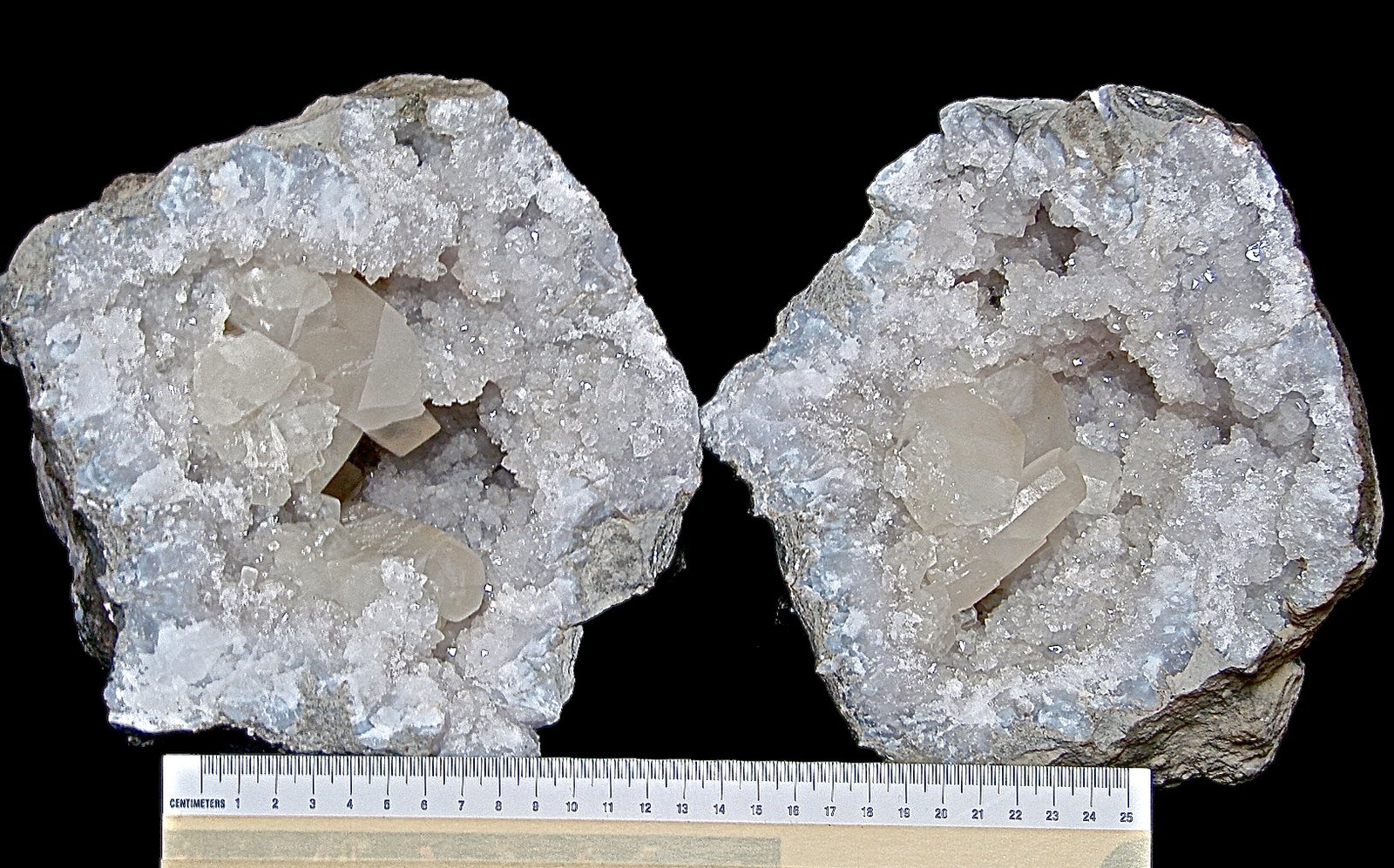Calcite on Quartz
geode is about 17 cm, the largest intact calcites are 4.8 cm and 7.0 cm
(Autor: Bob Harman)