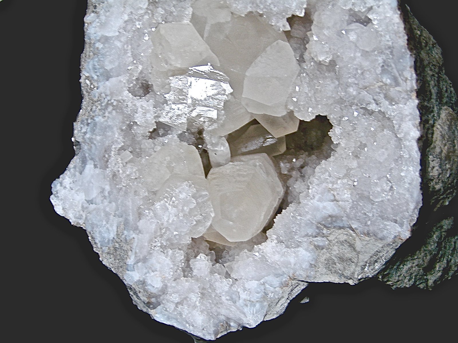 Calcite on Quartz
the largest intact calcite, seen on end at the 6 o'clock position, in this picture is 7.0 cm
(Autor: Bob Harman)