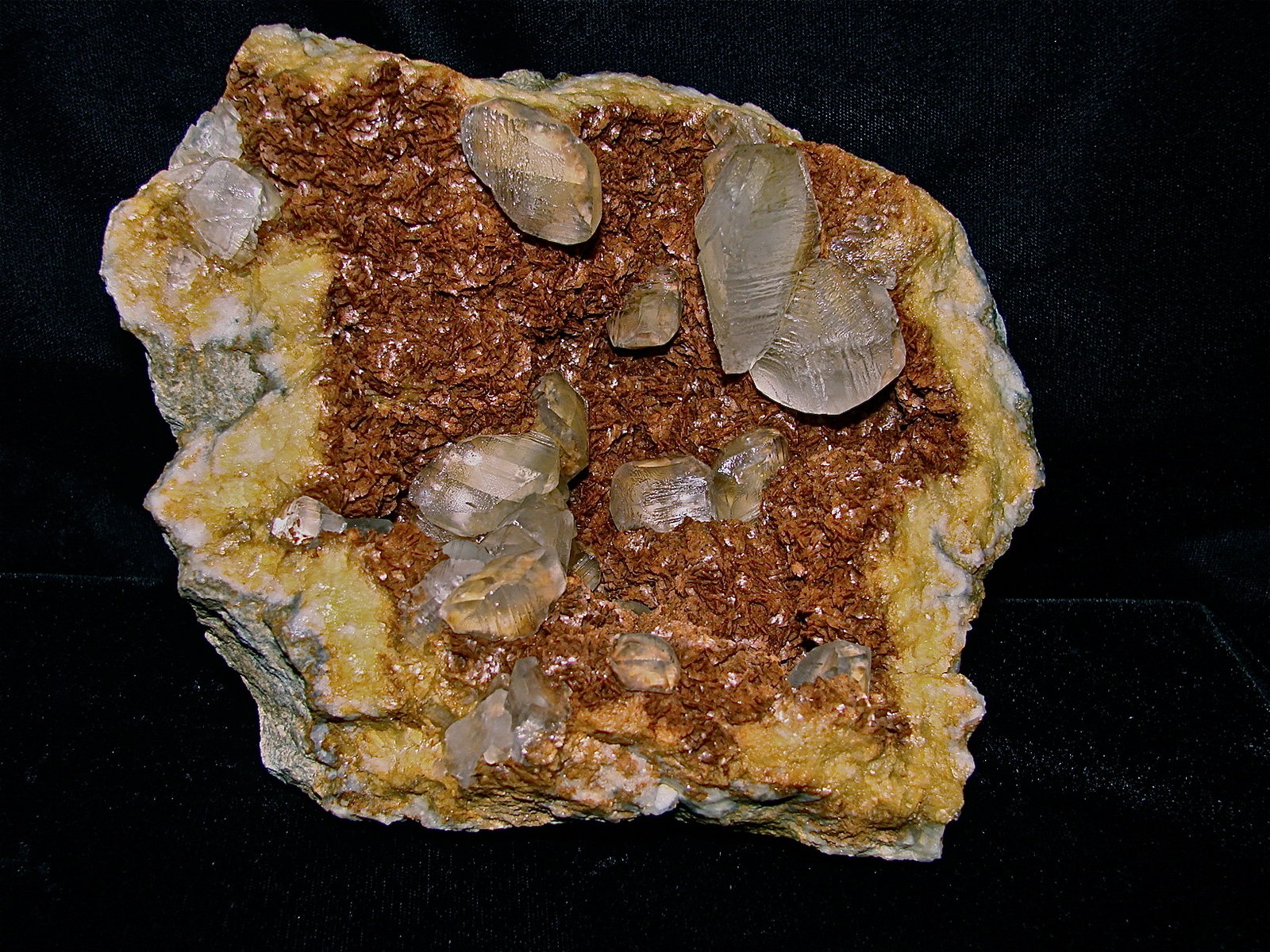 Calcite on Dolomite
14 cm x 14 cm.  the calcites 1 cm - 4 cm
(Autor: Bob Harman)