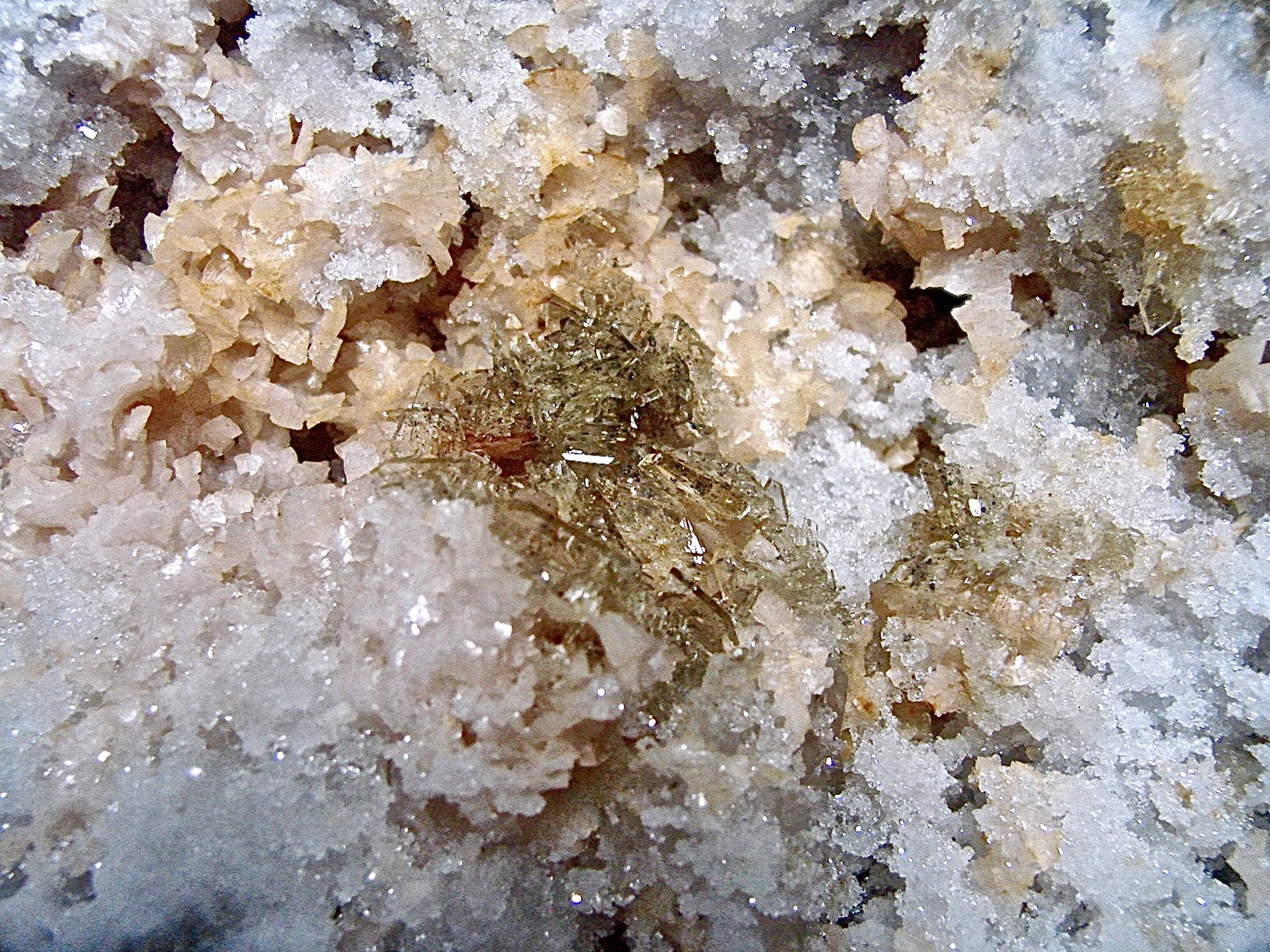 Baryte and Dolomite on Quartz
(Autor: Bob Harman)