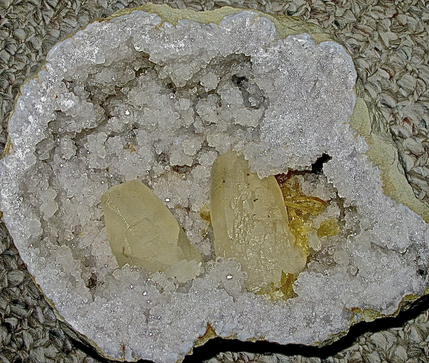Calcite, Baryte and Quartz
Geode is 23 cm. The larger calcite is 7.5 cm; the smaller one is about 6.0 cm. the barite cluster is 3.7 cm
(Autor: Bob Harman)
