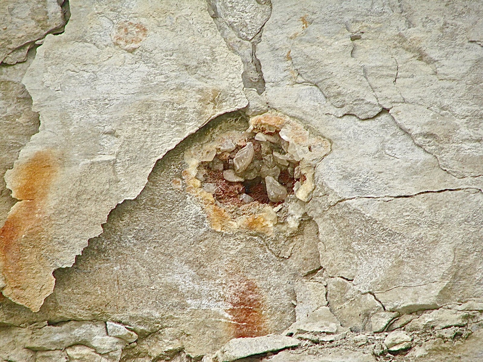 Calcite on Dolomite
geode is 18+ cm. The largest calcites are about 6 - 7 cm
(Autor: Bob Harman)