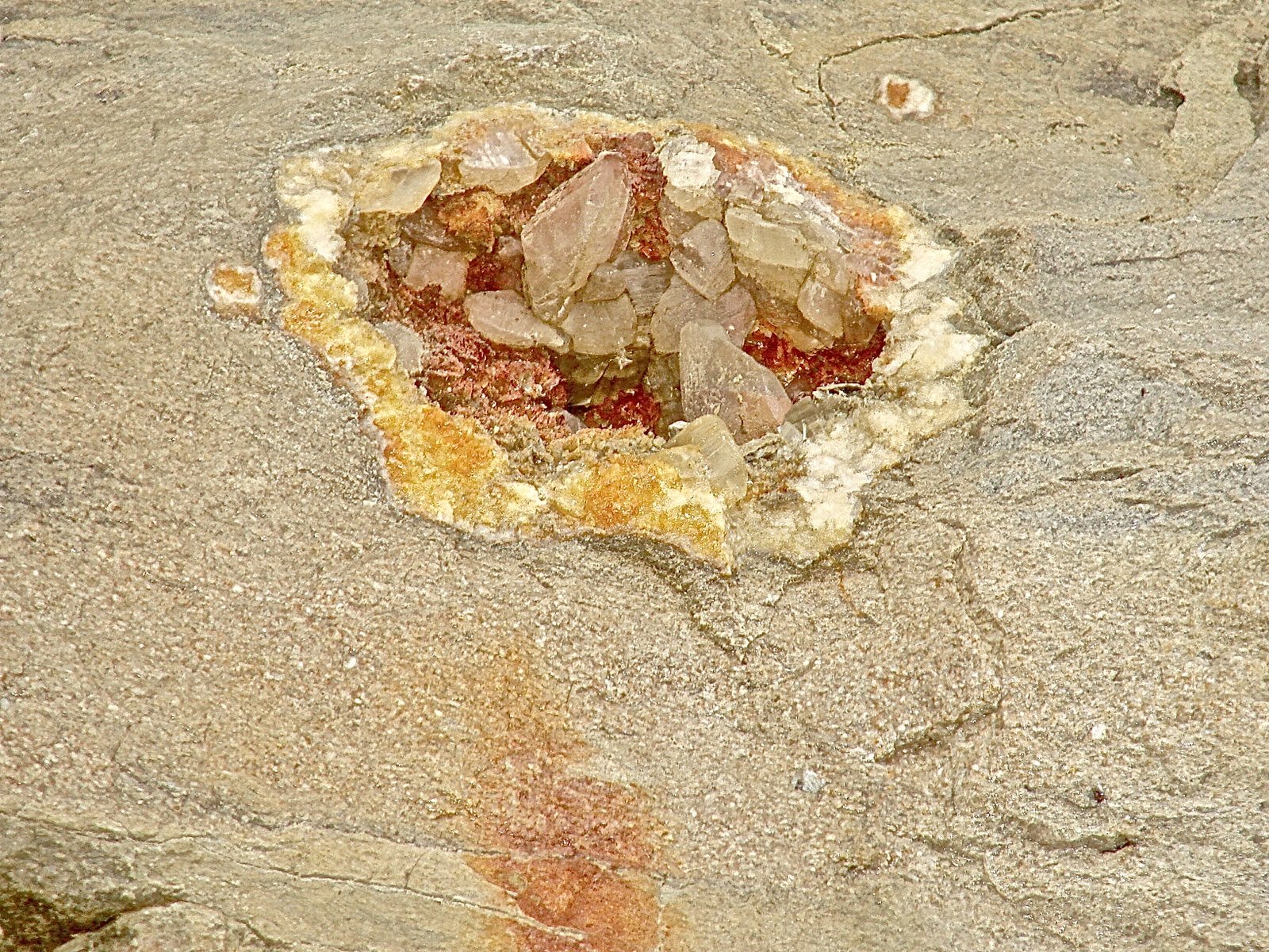 Calcite on Dolomite
geode is 18+ cm, the largest calcites might be 6 - 7 cm
(Autor: Bob Harman)