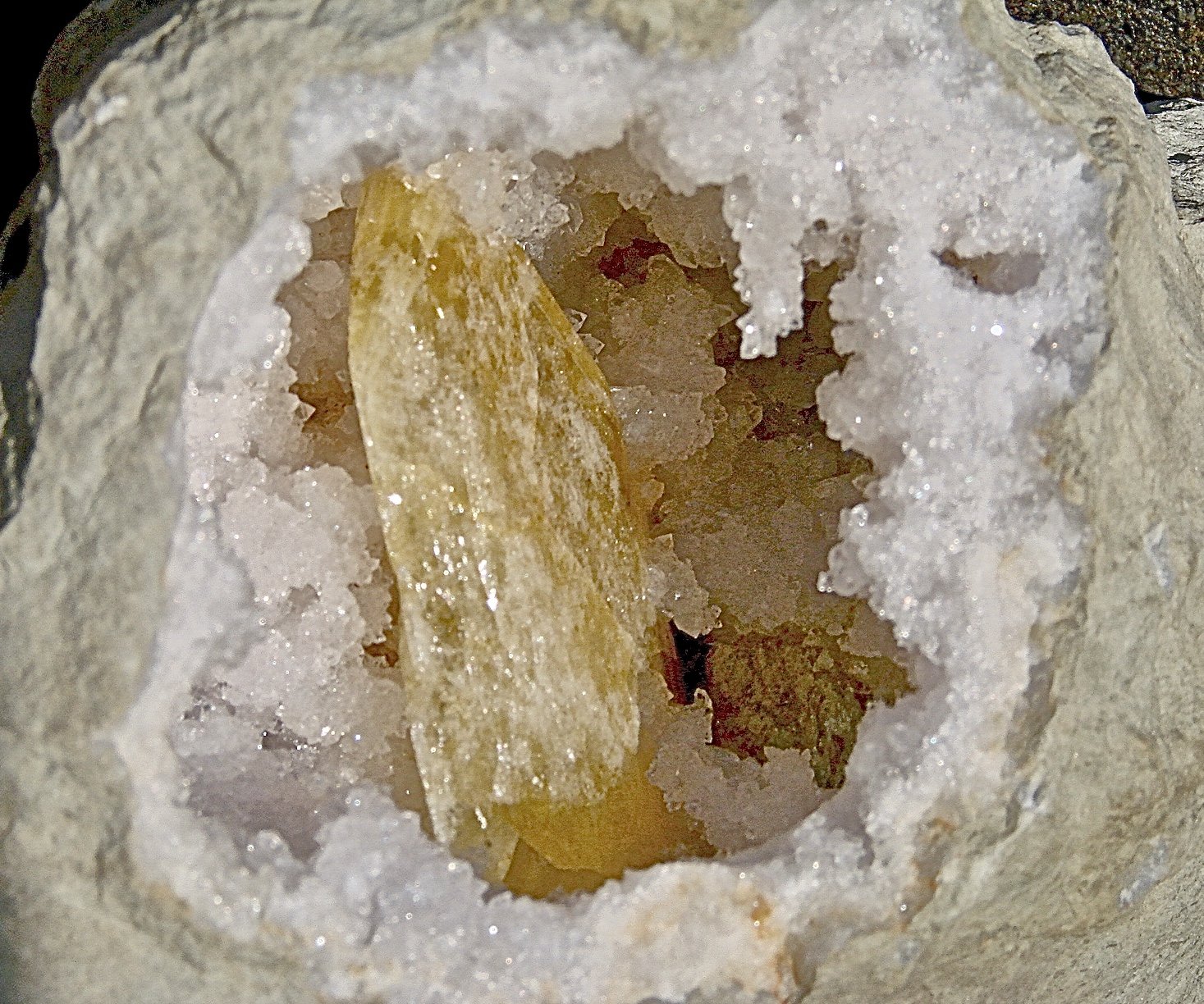 Baryte on Quartz
Geode is 11cm, the baryte crystal is 6.5 cm
(Autor: Bob Harman)