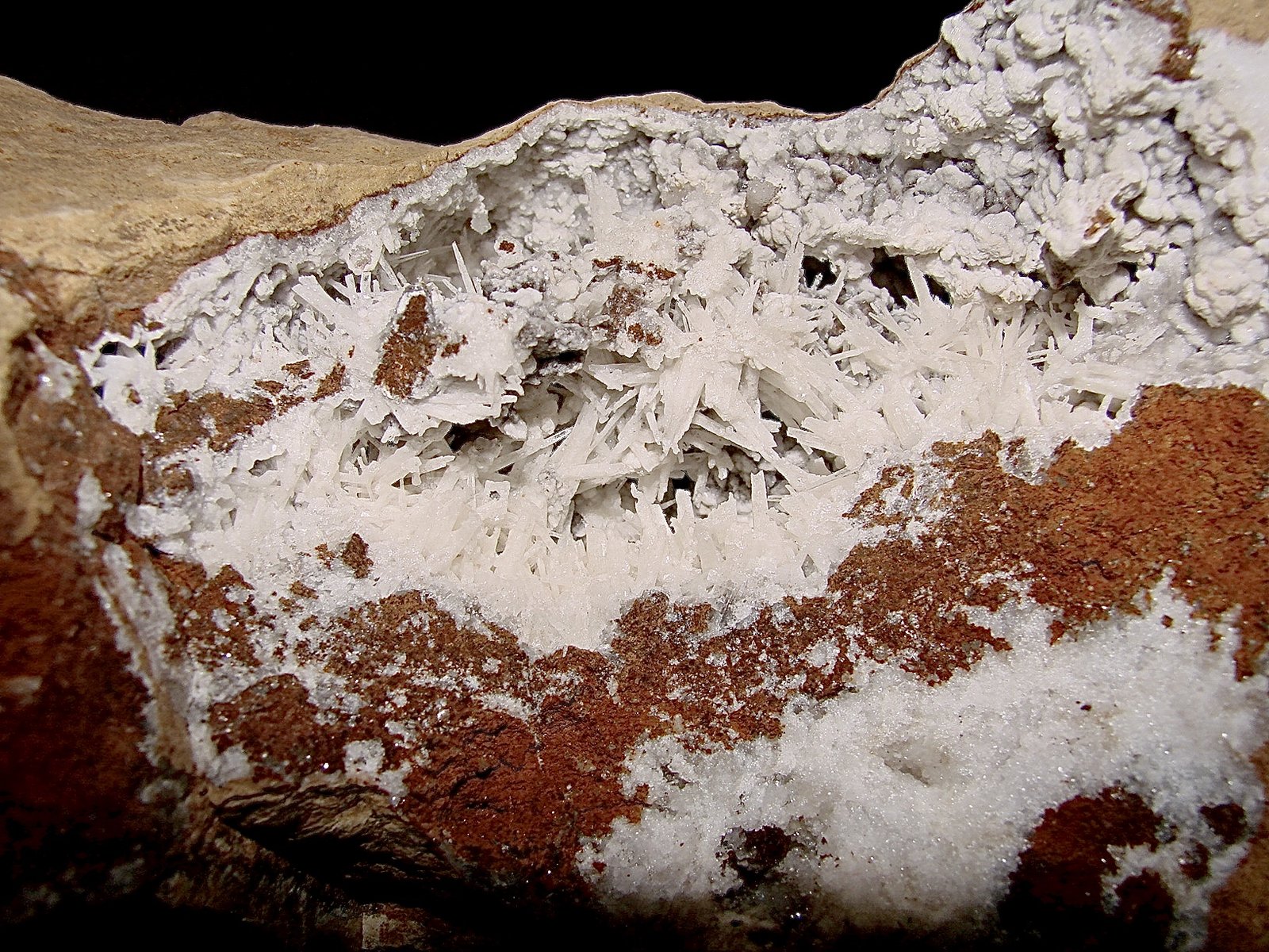 Aragonite on Dolomite (variety ferroan)
the cavity is 11 cm x 5.5 cm the aragonite needles are up to 1.0 cm
(Autor: Bob Harman)