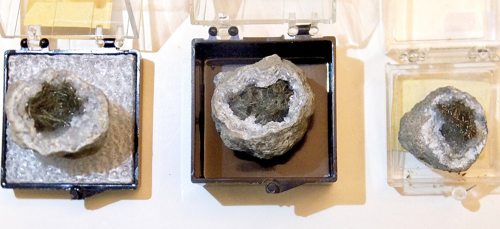 Millerite on Quartz
3 examples    1.8 cm - 2.4 cm
(Autor: Bob Harman)