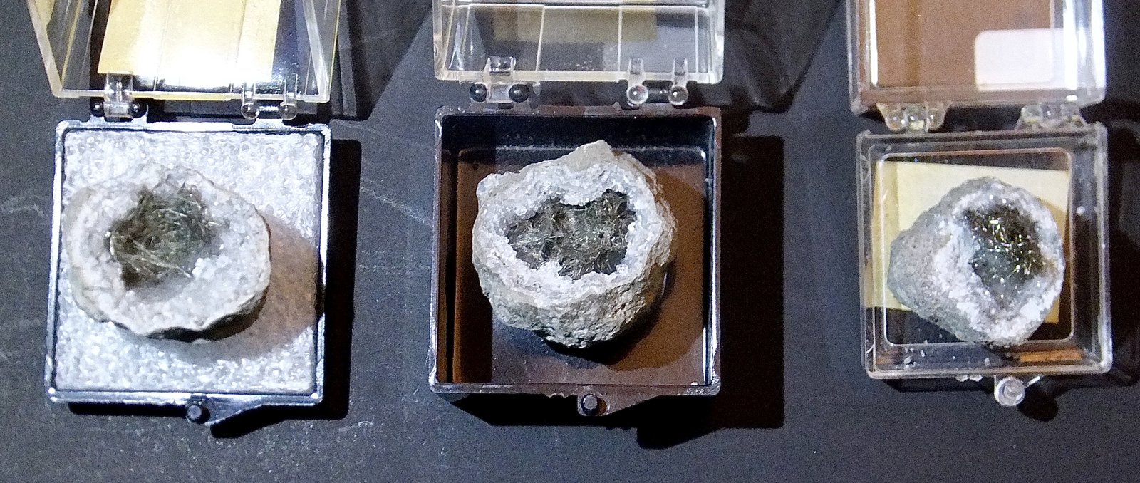 Millerite on Quartz
3 examples    1.8 cm - 2.4 cm
(Autor: Bob Harman)