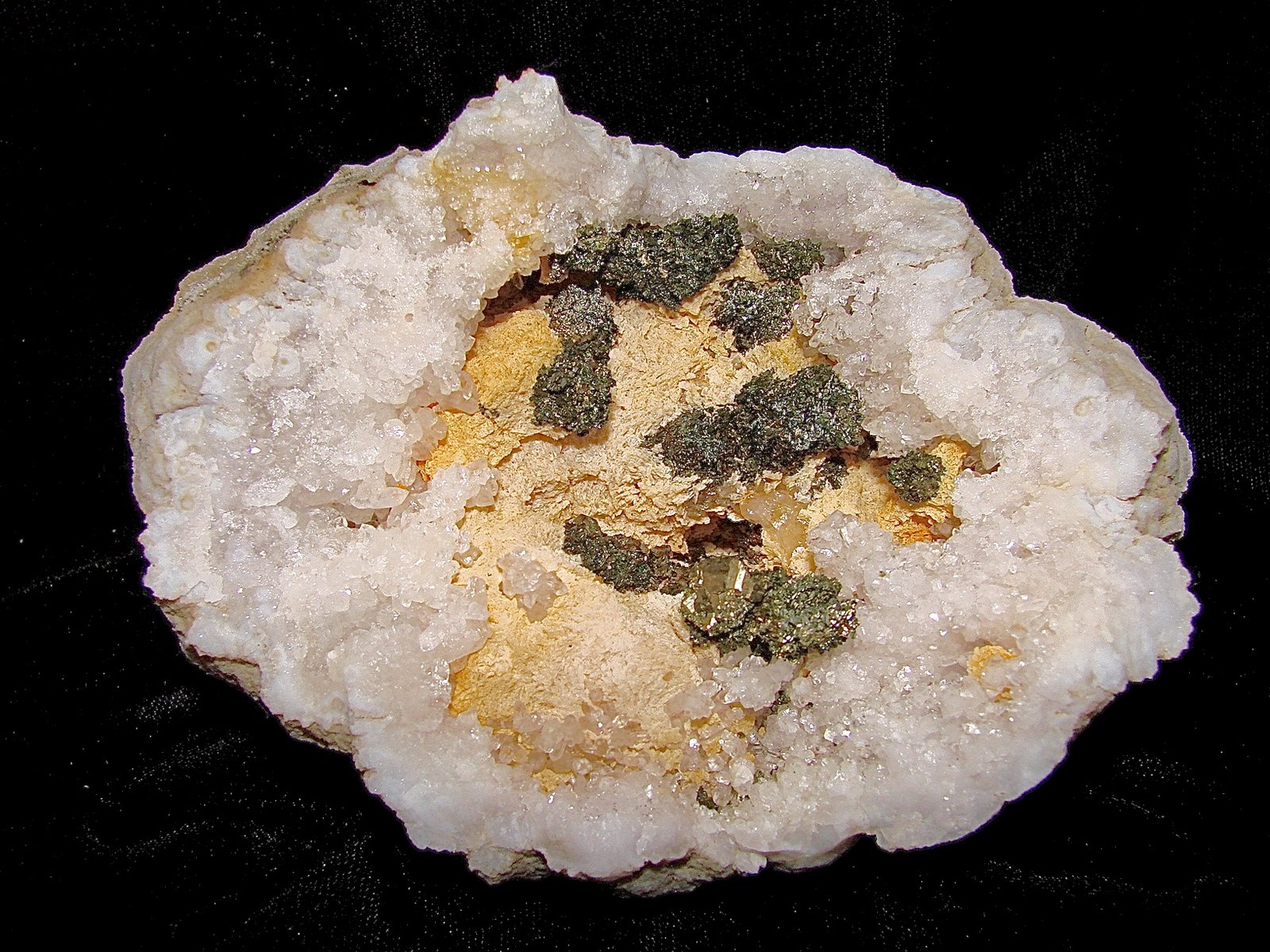 Marcasite on Dolomite on Quartz
The geode is 7.5 cm.   The marcasite groupings are about 1.0 cm - 2.4 cm
(Autor: Bob Harman)