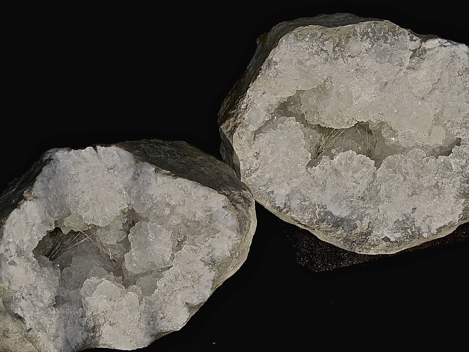 Millerite on Quartz
both examples are about 10 cm. The millerite strands are up to 3.0 cm
(Autor: Bob Harman)