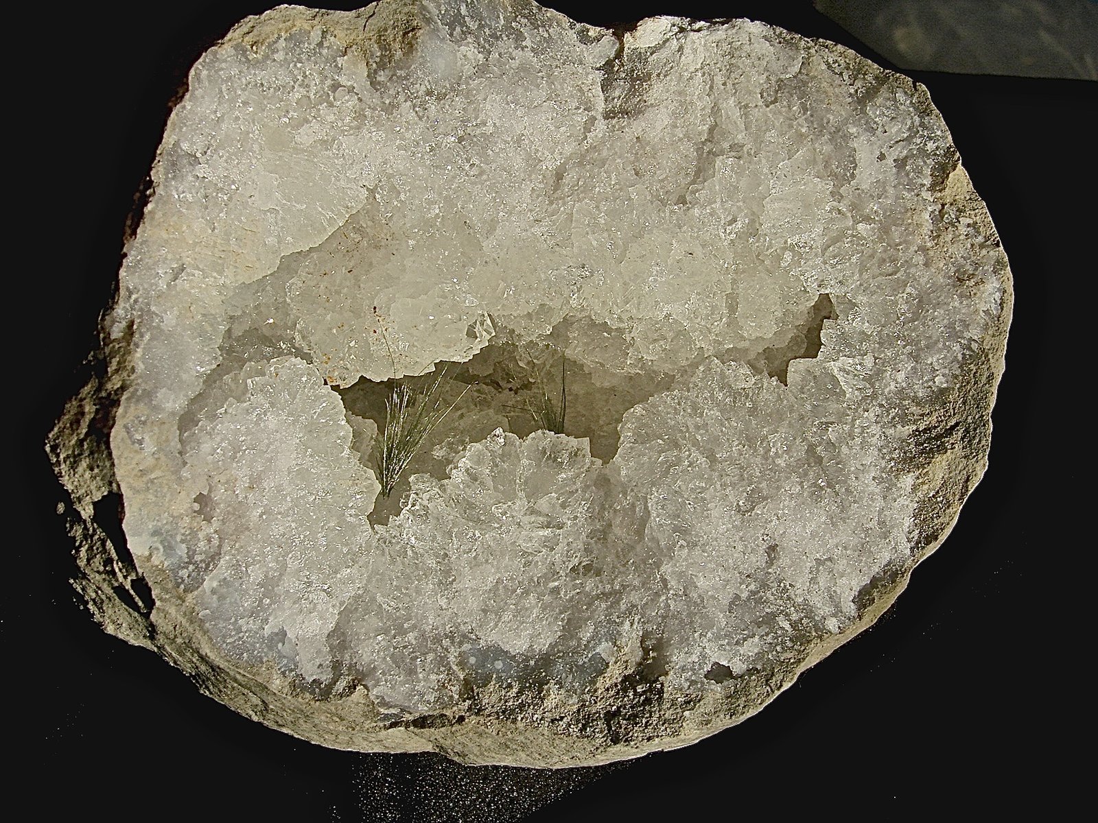 Millerite on Quartz
acicular sprays up to 3.0 in a 10.0 cm geode.
(Autor: Bob Harman)