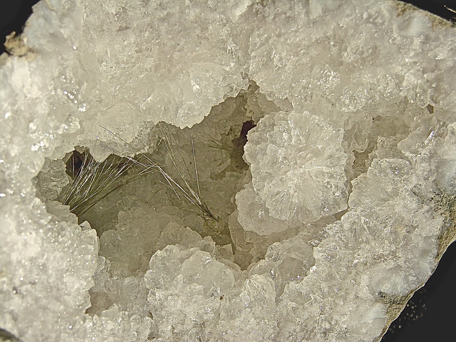 Millerite on Quartz
acicular sprays up to 3.0 cm in a 10.0 geode
(Autor: Bob Harman)