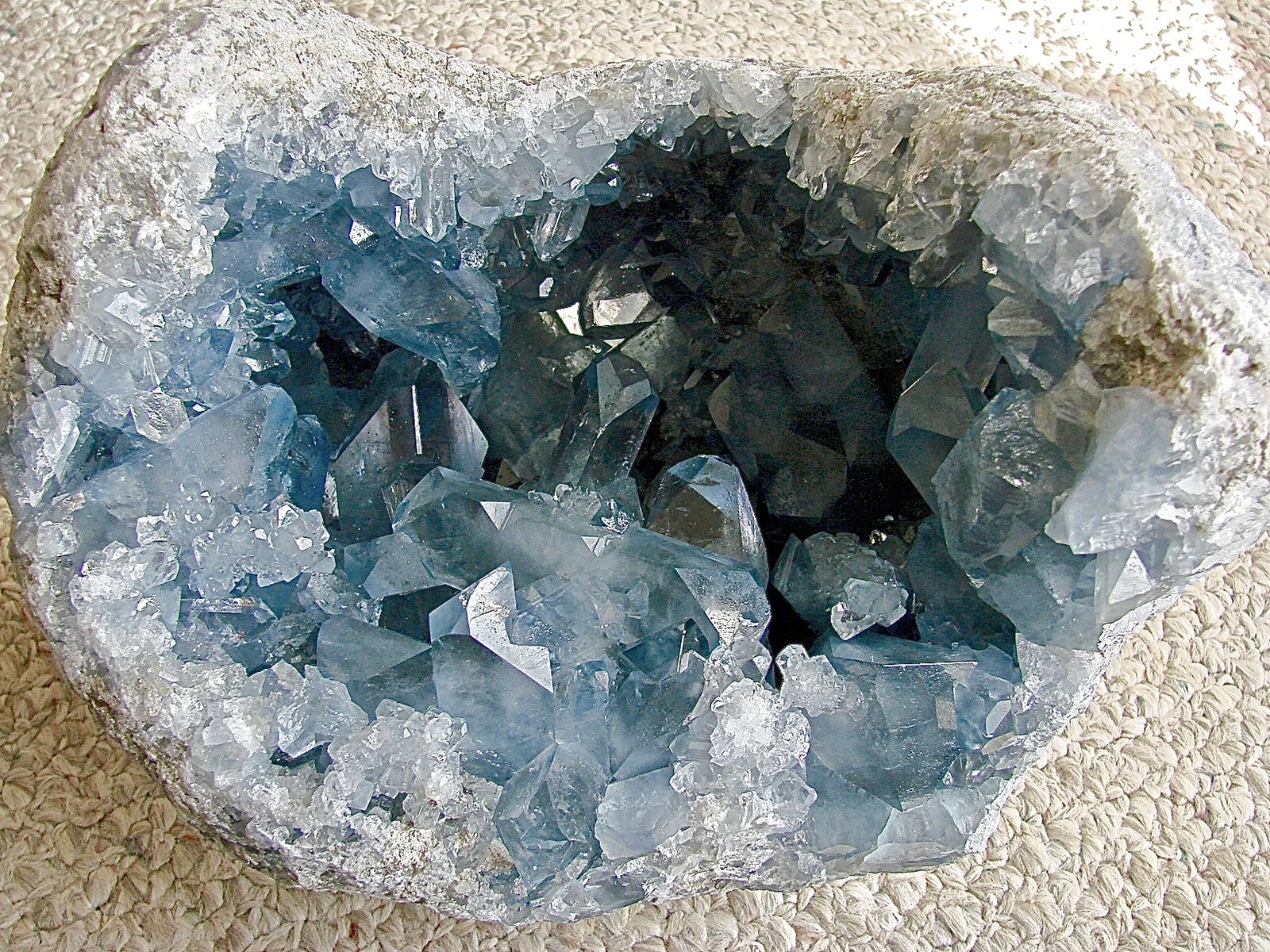 celestine
29 cm x 19 cm; weight about 20 kg
(Autor: Bob Harman)