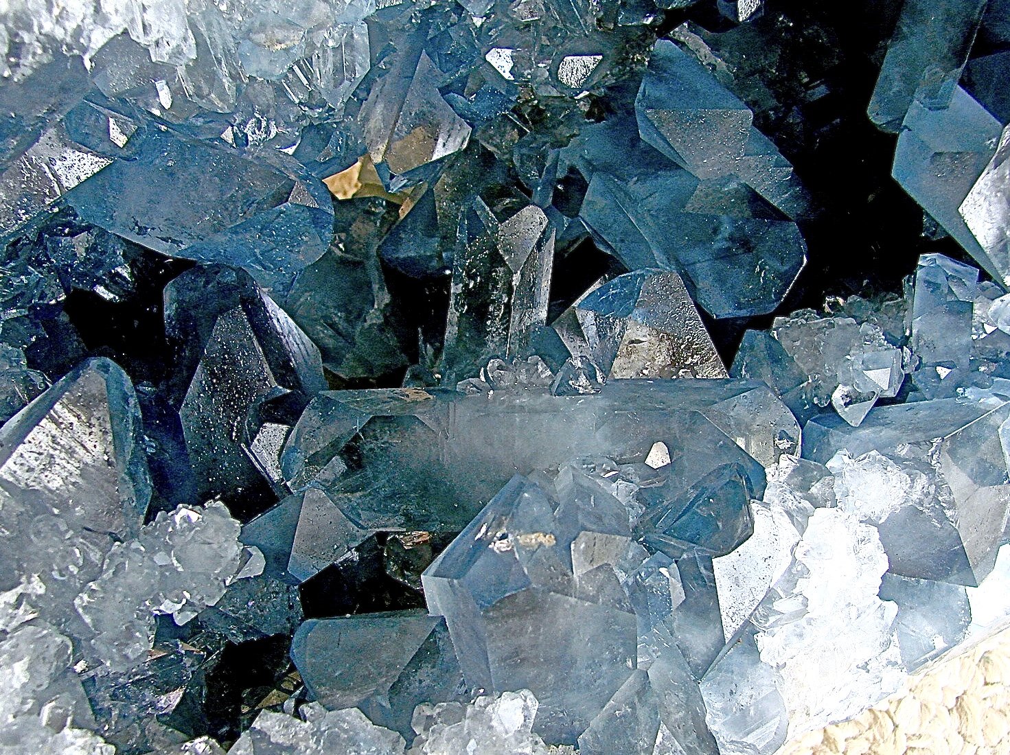 celestine
9.5 cm doubly terminated crystal with perpendicular 4+ cm gemmy crystal directly behind
(Autor: Bob Harman)