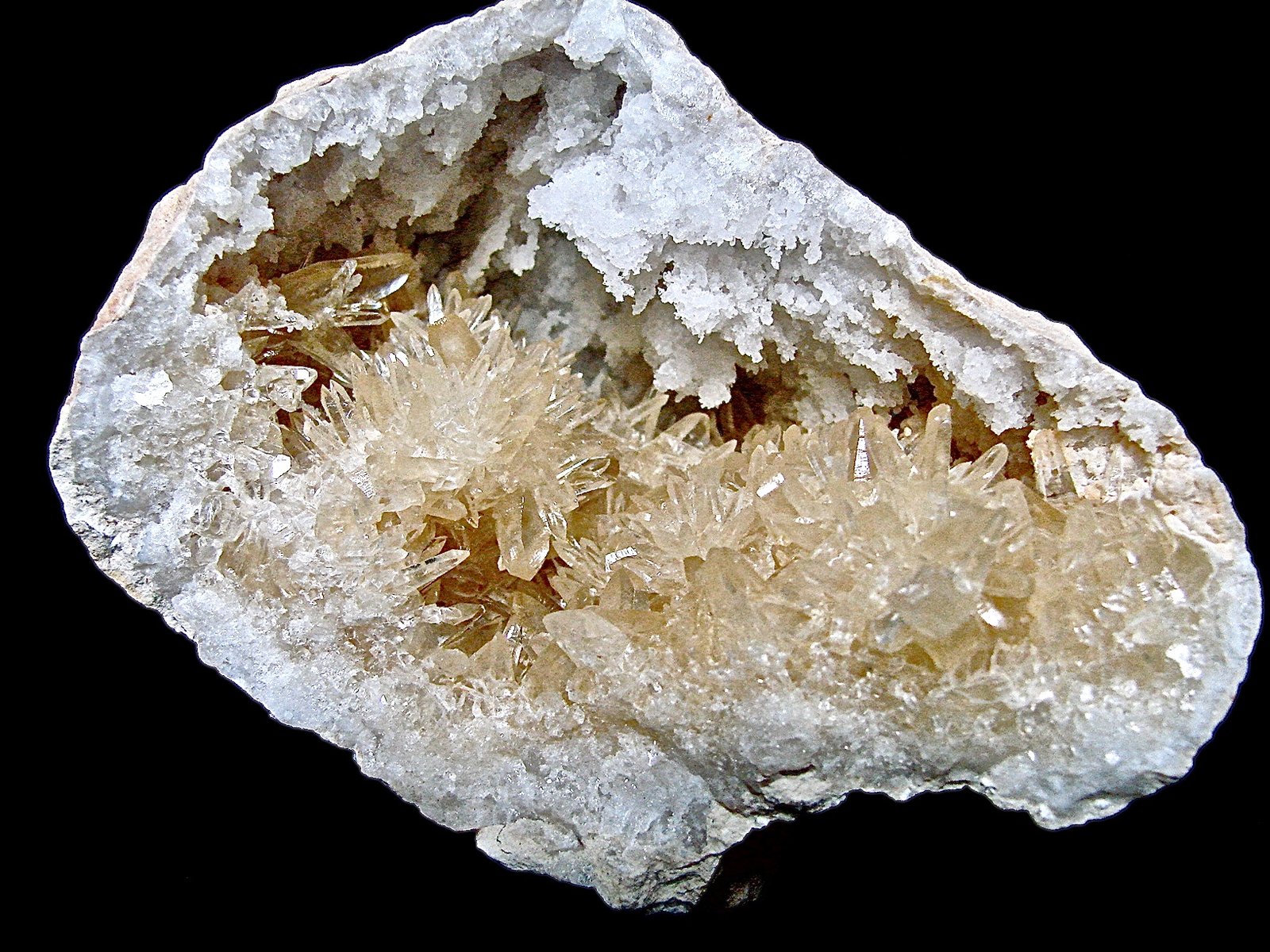 Calcite on Quartz
Calcites to 2 cm in 6.5 cm geode
(Autor: Bob Harman)
