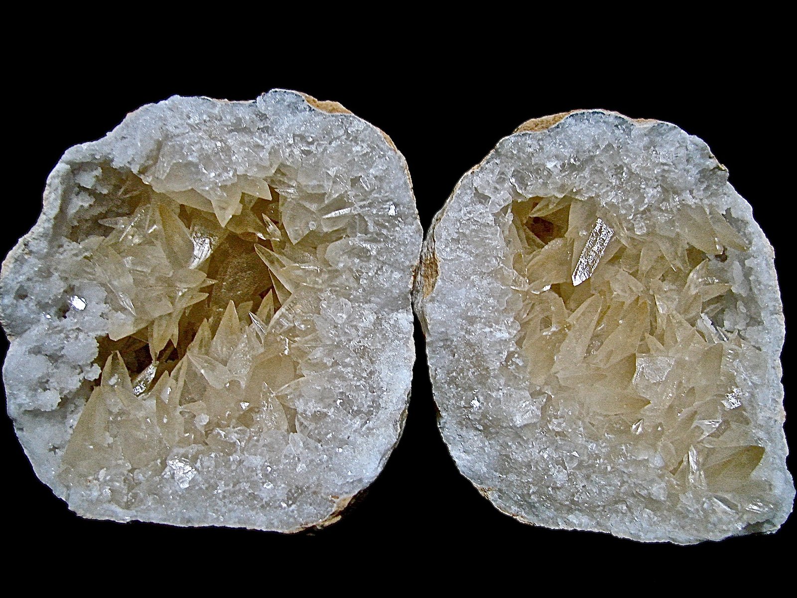Calcite on Quartz
Another example: Calcites to 2.5 cm in 6.5 cm geode
(Autor: Bob Harman)
