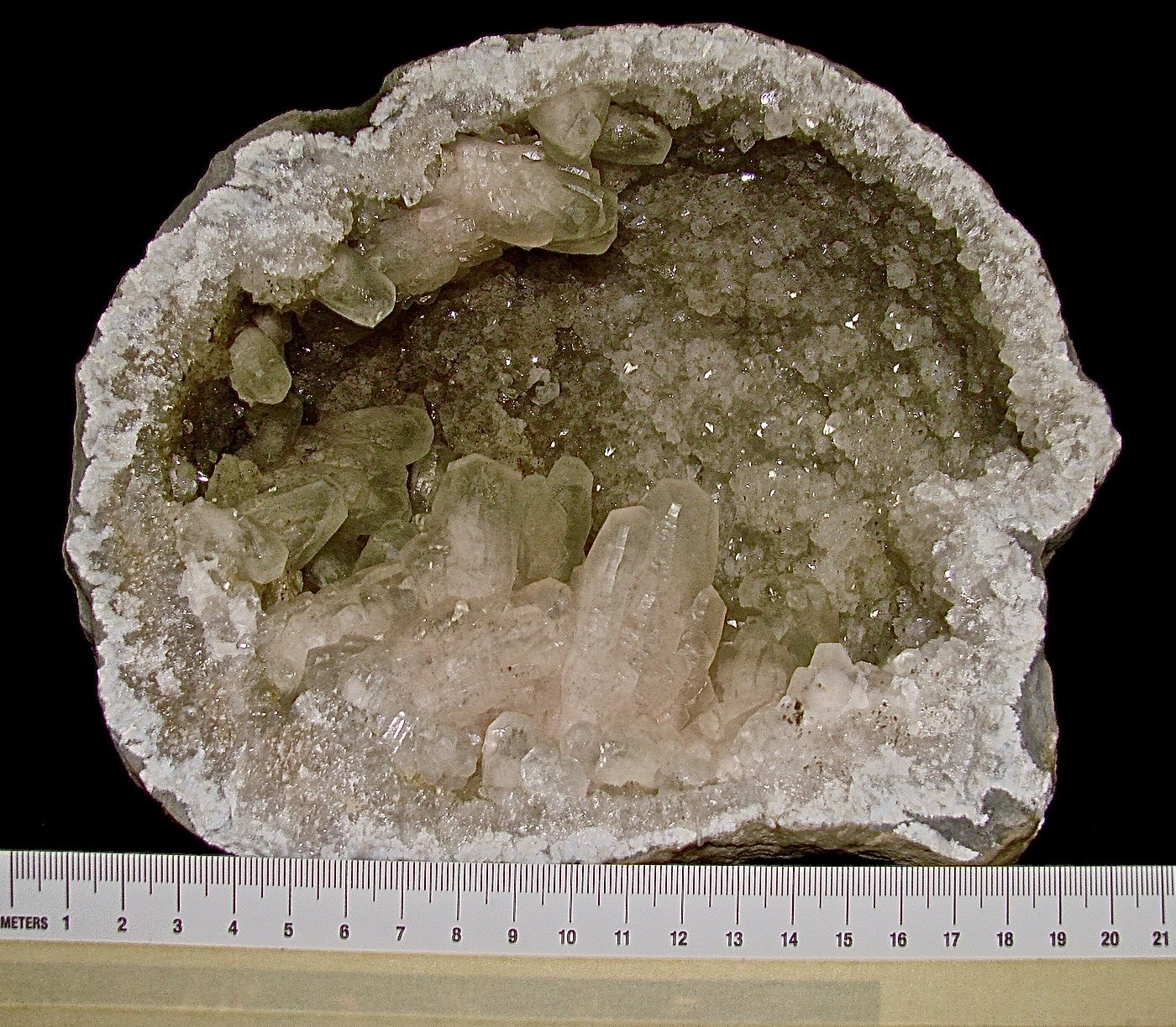 Calcite (variety manganese-rich) on Quartz
large geode about 18 cm. The calcites are up to about 4.5 cm
(Autor: Bob Harman)