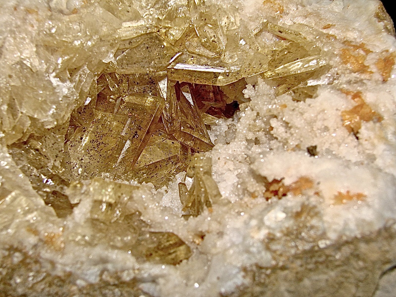 Baryte on Quartz with Marcasite and/or Smythite
The whole area is 7 cm
(Autor: Bob Harman)