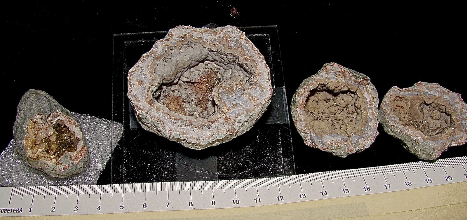 Millerite and Pyrite
(Autor: Bob Harman)