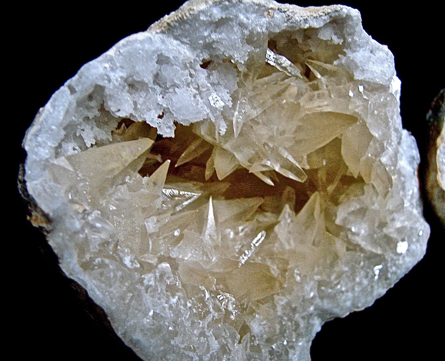 Calcite on Quartz
Calcites to 2.5  cm in 6.5 cm geode
(Autor: Bob Harman)