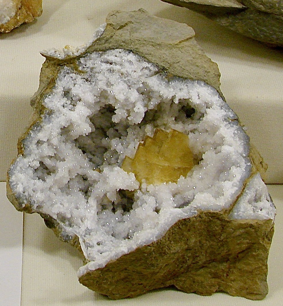 Baryte on Quartz
nicely terminated 4.3 cm Baryte in 11 cm Quartz geode
(Autor: Bob Harman)
