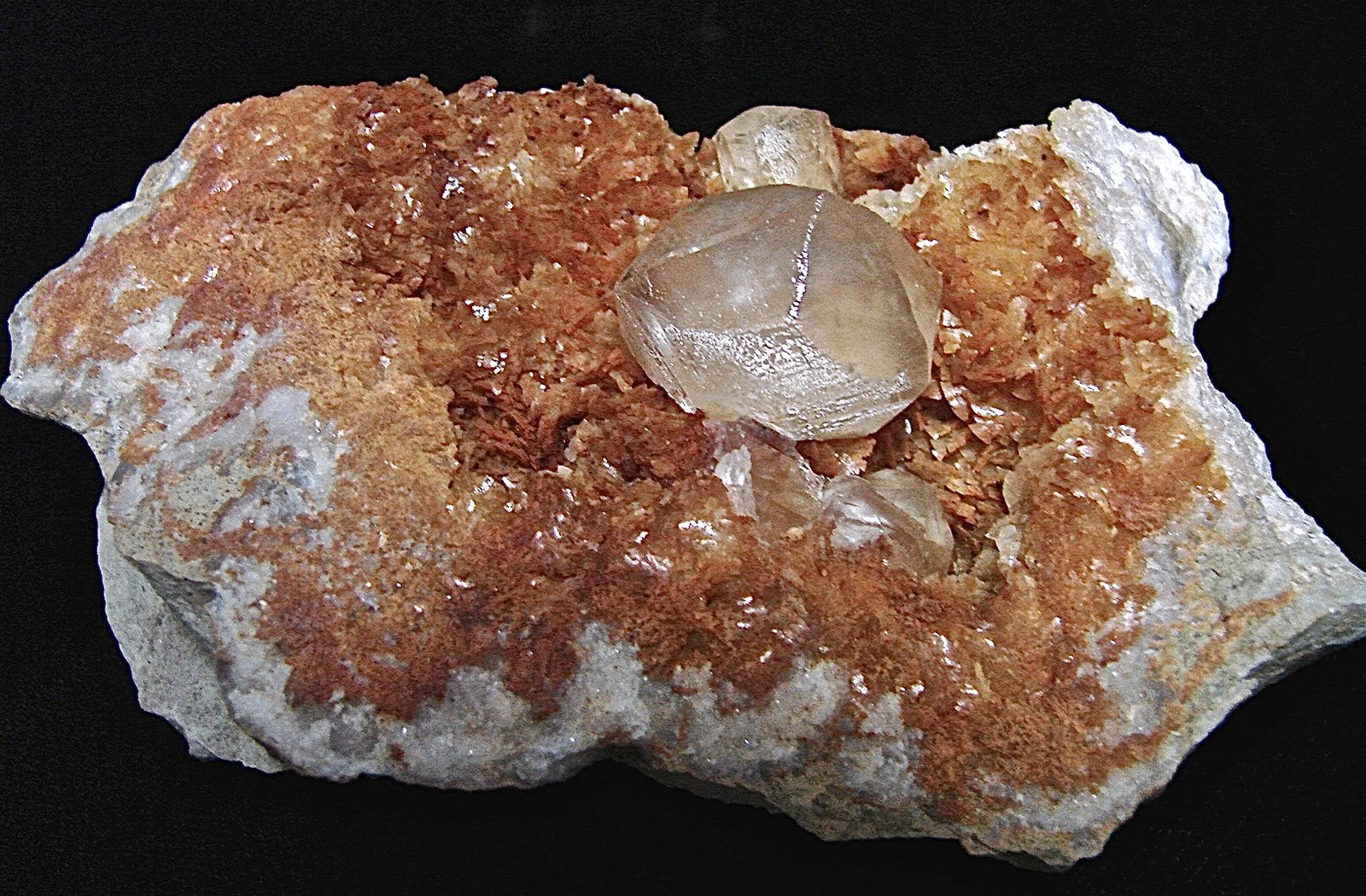Calcite on Dolomite
The specimen is 8 cm. The Calcite crystal is 1.8 cm
(Autor: Bob Harman)