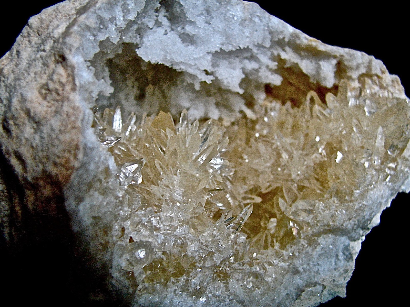 Calcite on Quartz
Calcites to 2 cm in 6.5 cm geode
(Autor: Bob Harman)