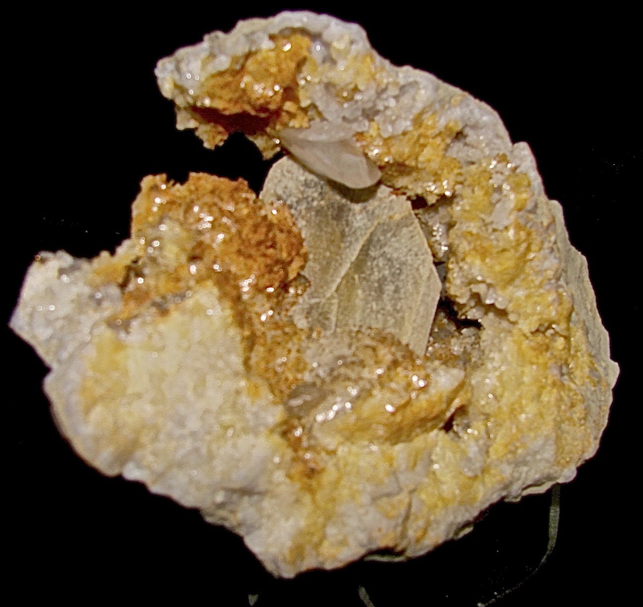 Baryte and Calcite on Dolomite
the Barite crystal is about 3.5 cm. The calcite crystal is 2 cm.
(Autor: Bob Harman)