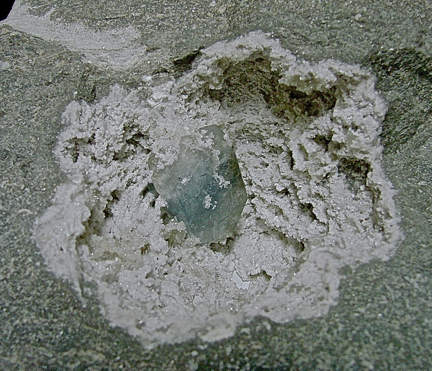 Celestine on Quartz
Celestine is 3.8 cm in a 9.5 cm geode.
(Autor: Bob Harman)