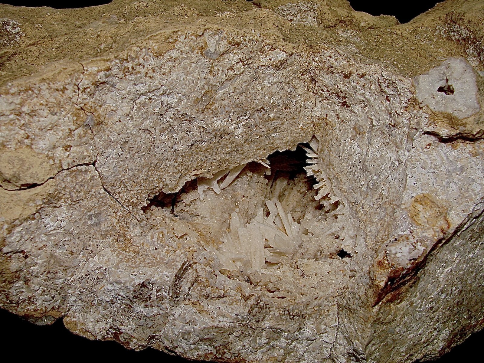 Aragonite
5 cm vug containing 2 cm Aragonite sprays
(Autor: Bob Harman)