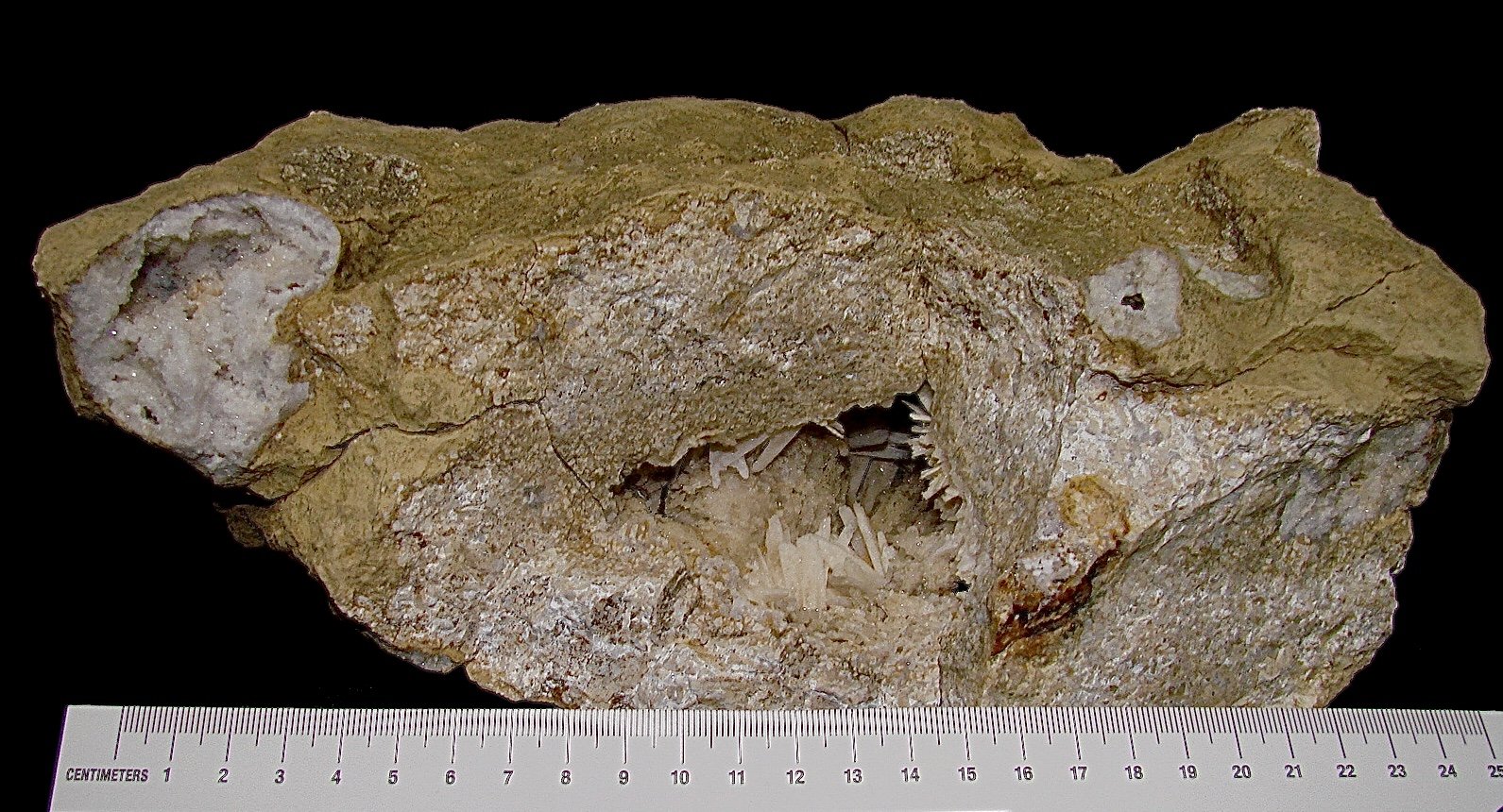 Quartz (geode)  and Aragonite in vug
See ruler for dimensions
(Autor: Bob Harman)