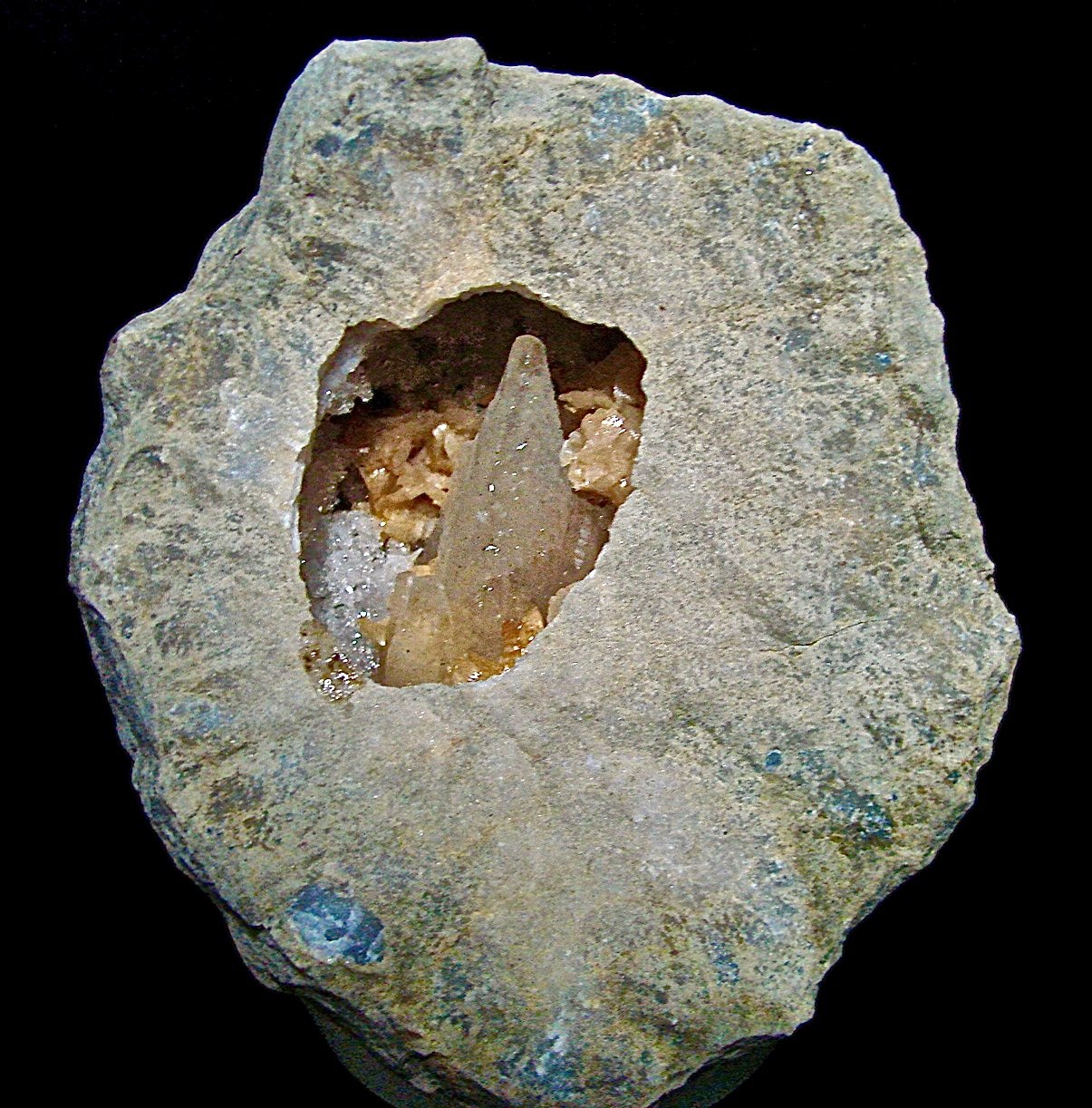 Calcite and Dolomite on Quartz
8.5 cm geode with a 5 cm cavity containing a 3.6 cm calcite surrounded by dolomite and quartz crystals
(Autor: Bob Harman)