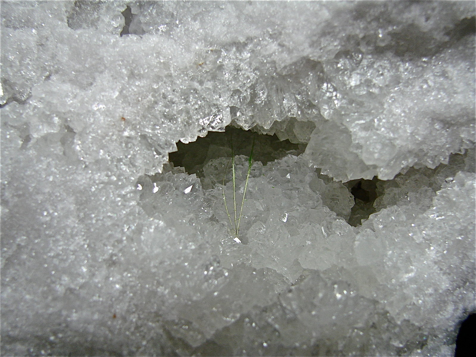Millerite on Quartz
The millerite spray is 1.5 cm
(Autor: Bob Harman)