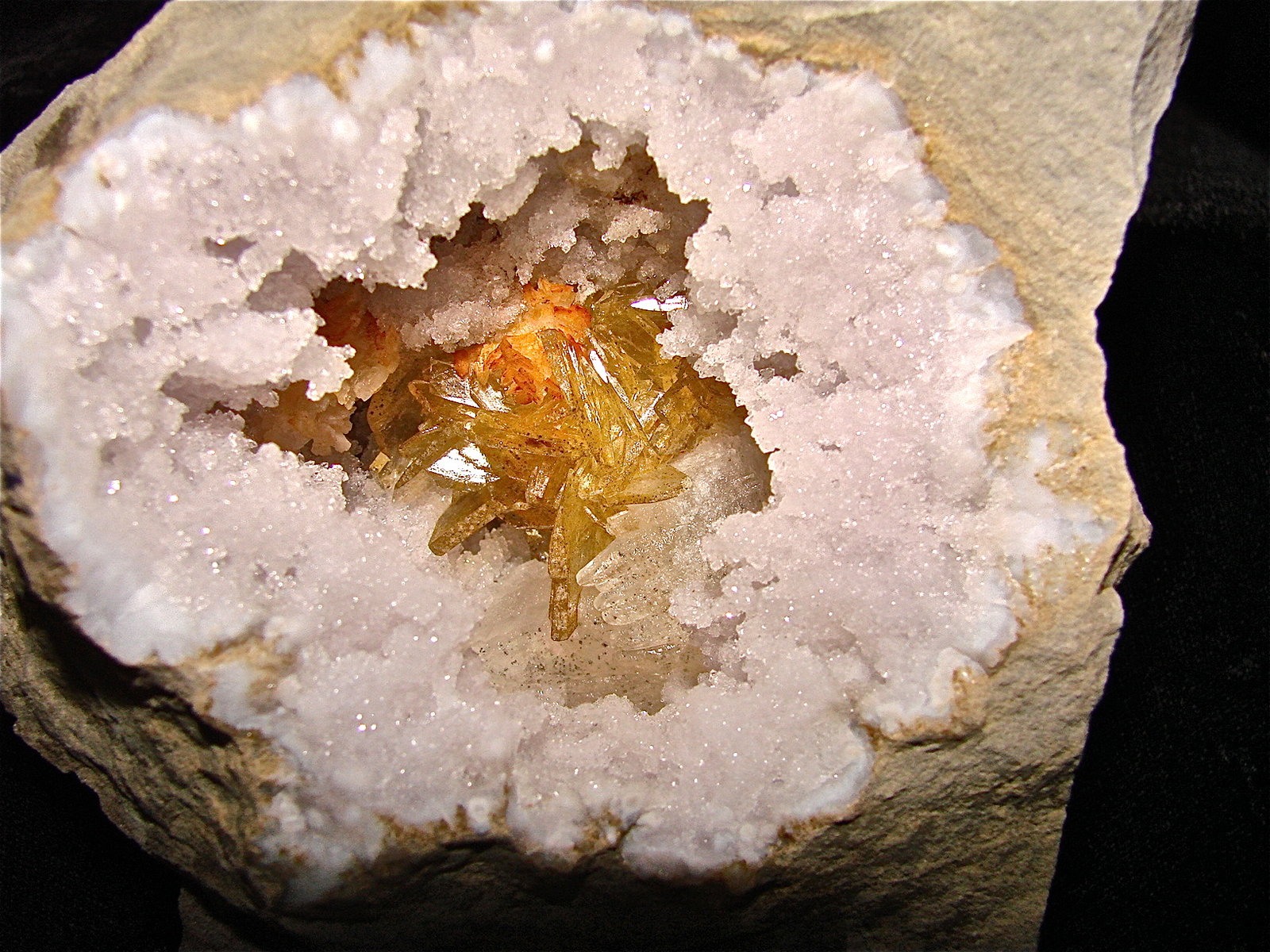 Baryte, Dolomite, and Calcite on Quartz
geode is 9.5 cm
(Autor: Bob Harman)