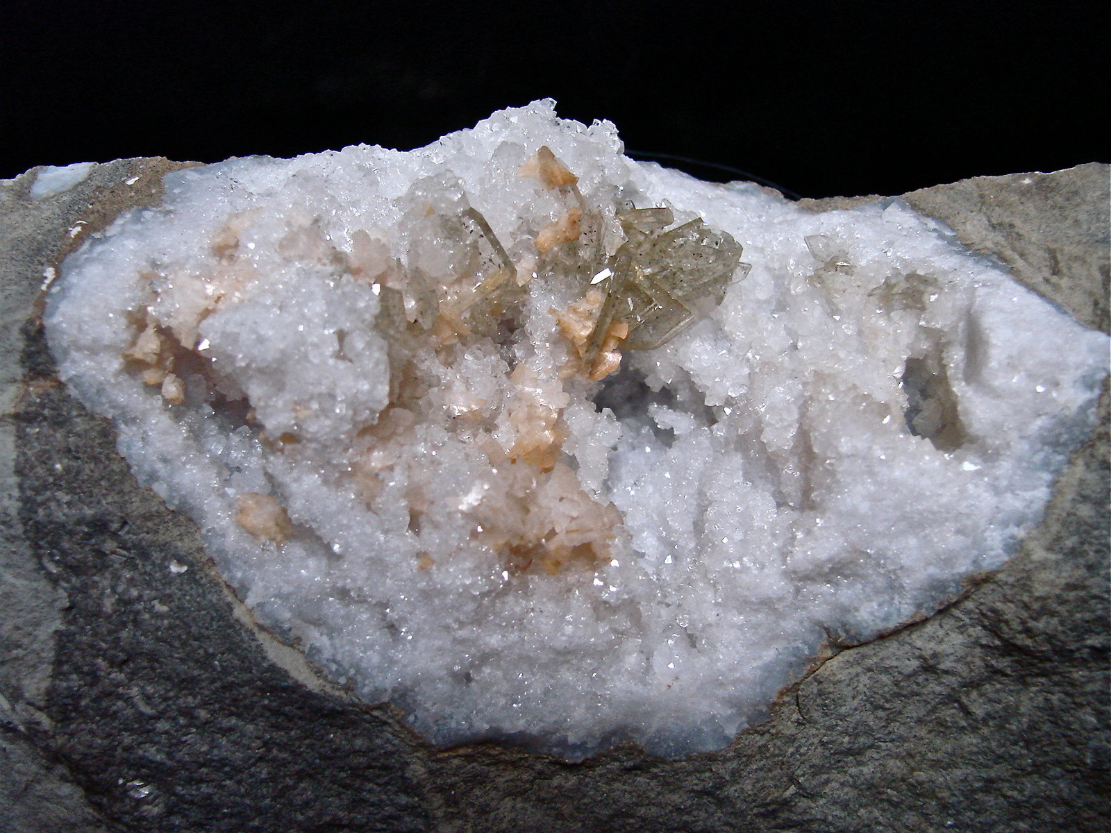 Baryte and Dolomite on Quartz
12 cm with the grouping being 5 cm and the largest Baryte being 2 cm
(Autor: Bob Harman)