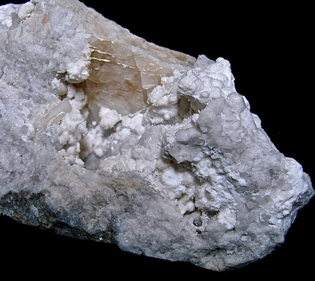 Strontianite, Baryte, and Quartz
The specimen is 13 cm. The strontianite hemispheres are 3 mm - 7 mm
(Autor: Bob Harman)