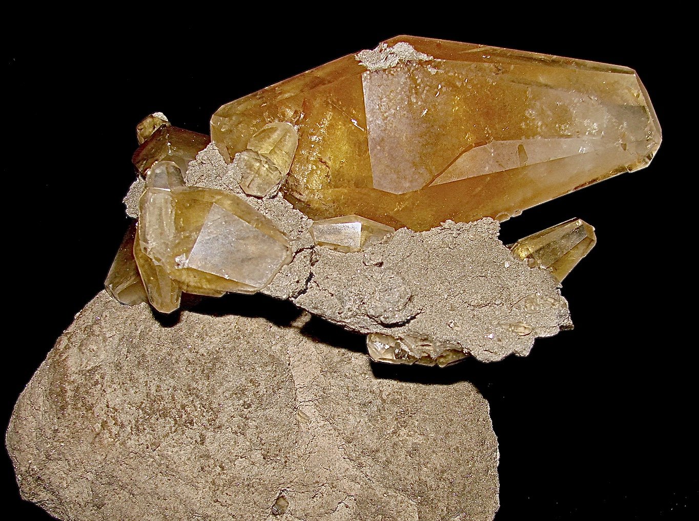 Calcite
Largest Calcite is about 10.0 cm on a 11.5 cm example
(Autor: Bob Harman)
