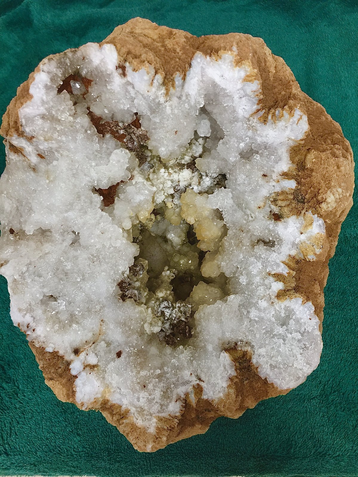 Quartz with Aragonite, Calcite and Dolomite (variety ferroan dolomite)
11 cm
(Autor: Bob Harman)