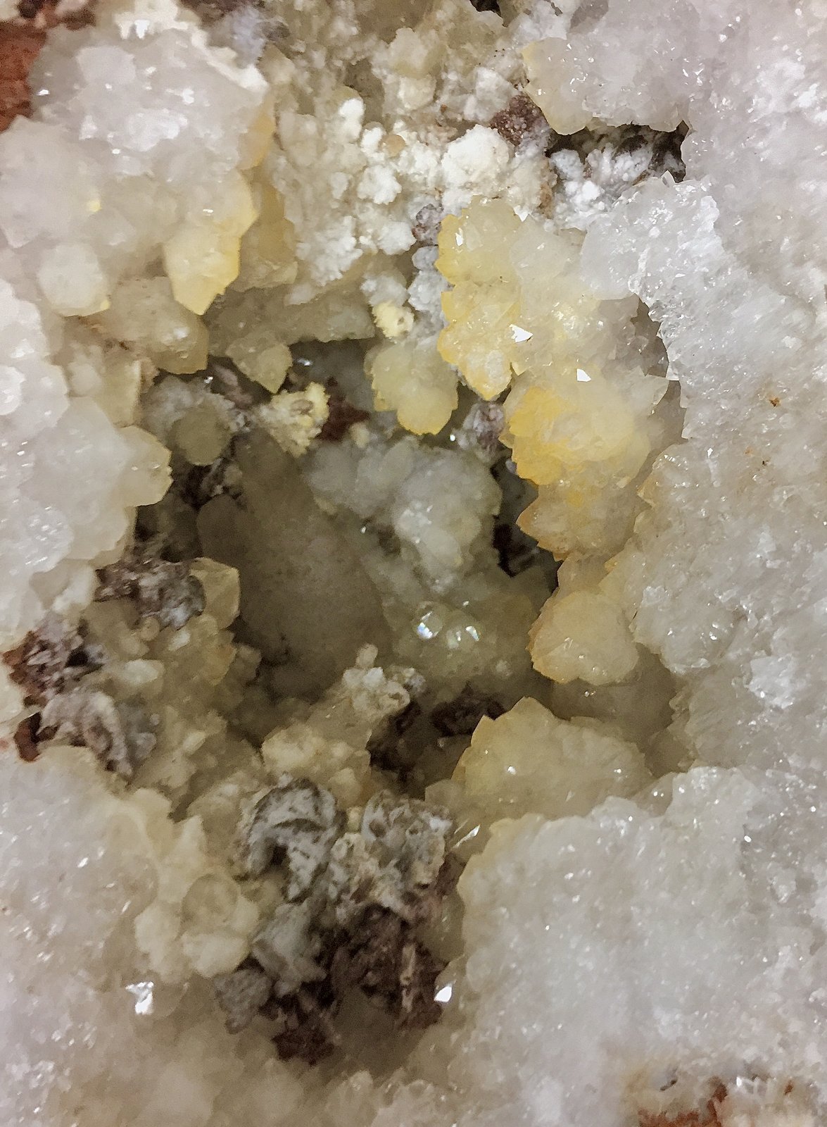 Quartz with Aragonite, Calcite and Dolomite (variety ferroan dolomite)
the cavity is 14 cm x 9 cm
(Autor: Bob Harman)