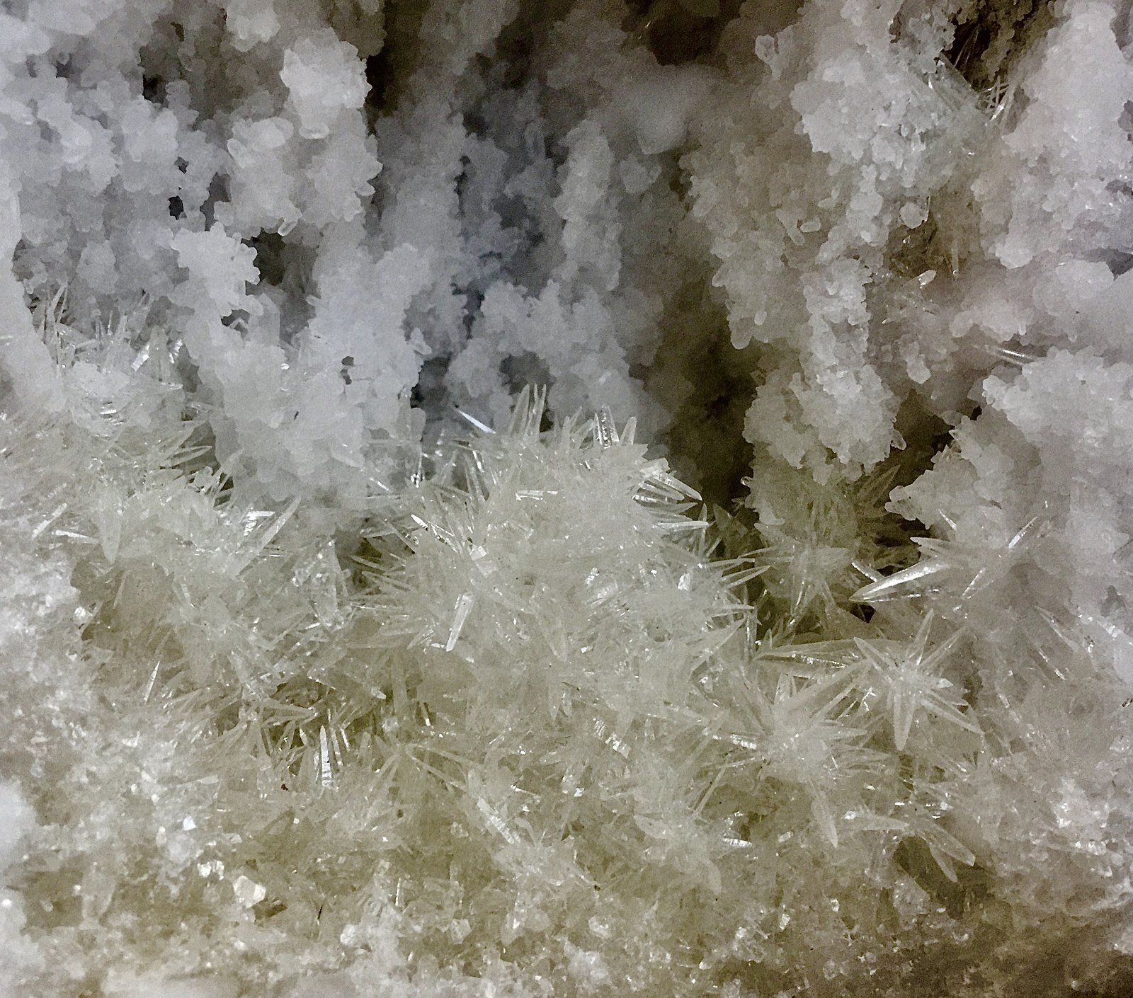 Calcite on Quartz (variety milky)
15 cm x 15 cm
(Autor: Bob Harman)