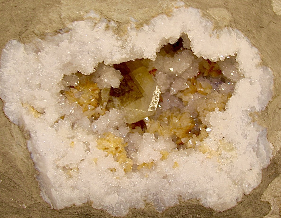 Baryte Dolomite Quartz
Baryte crystal is 3.5 cm     The geode is 12 cm
(Autor: Bob Harman)
