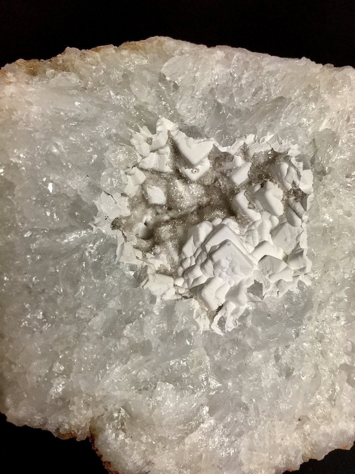 Quartz
geode is 7 cm
(Autor: Bob Harman)
