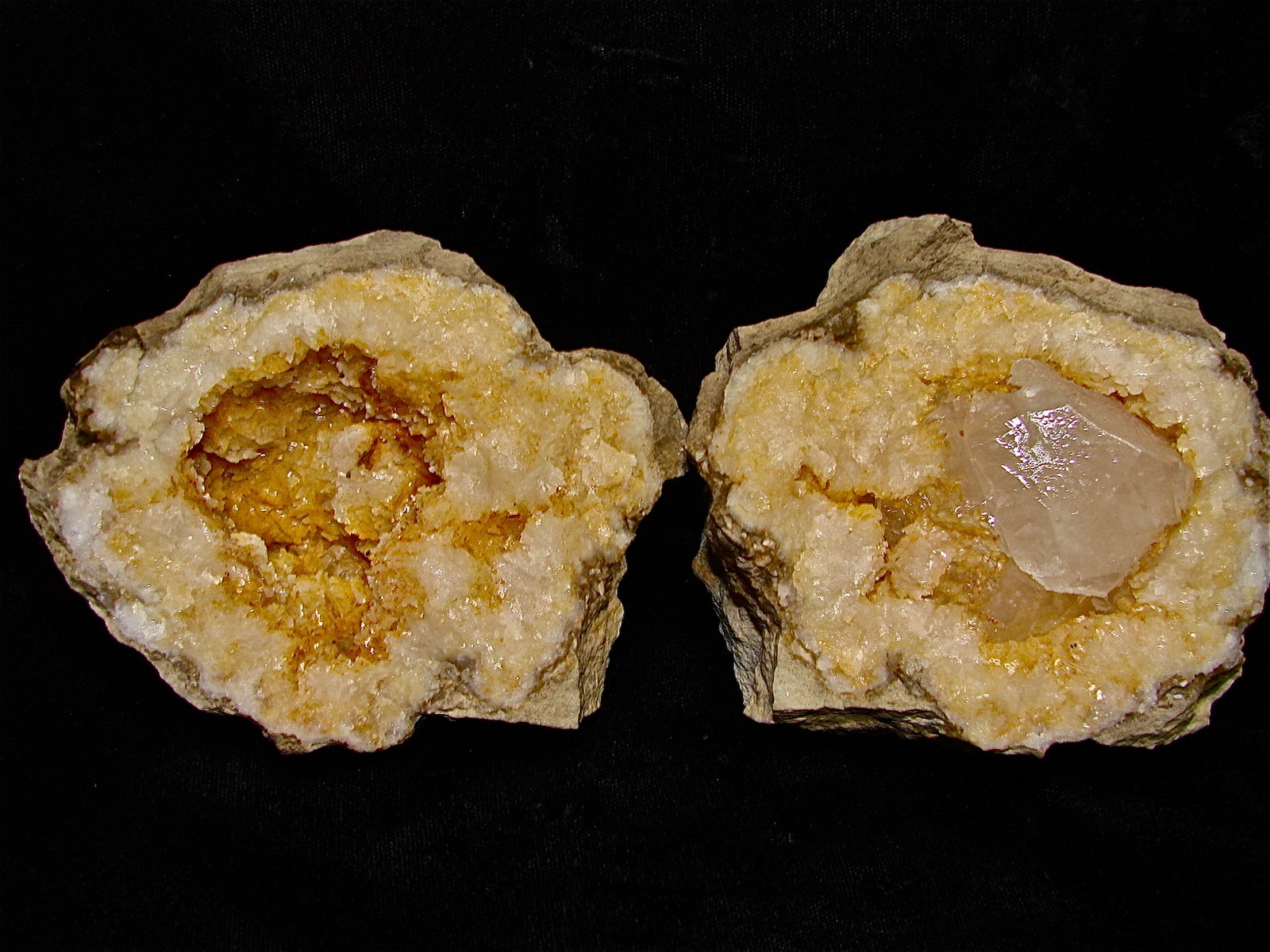 Calcite on Dolomite
the calcite is 5 cm
(Autor: Bob Harman)