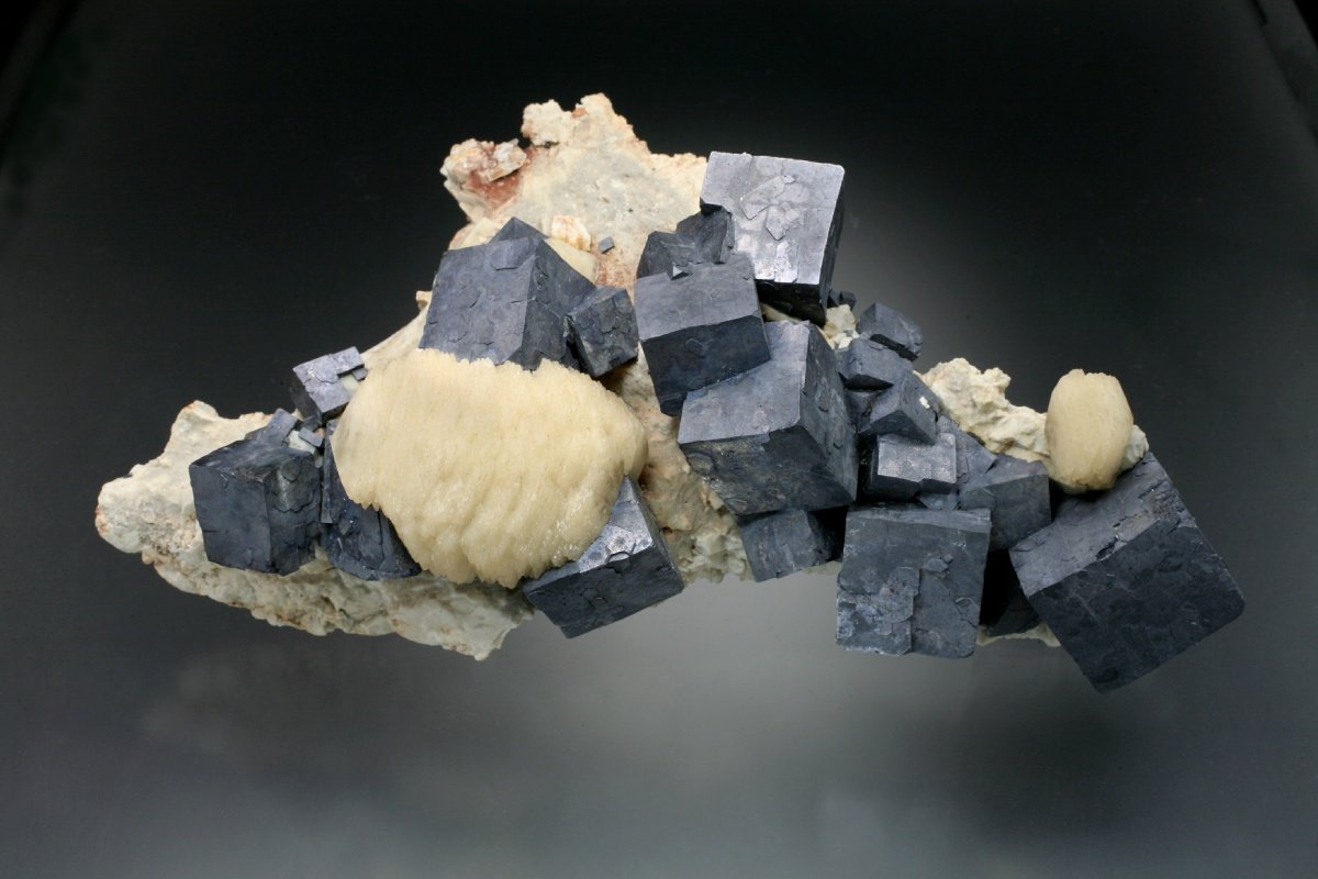 Galena and Calcite
18x8x6 cm overall size
(Autor: Jesse Fisher)