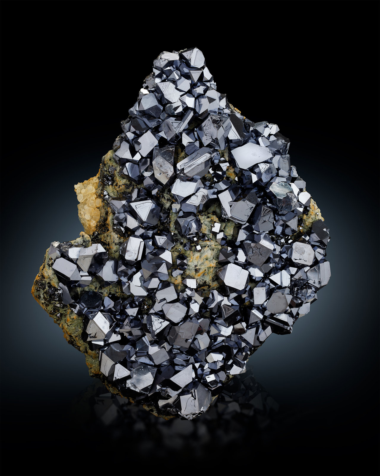Galena
29 x 23 x 11 cm / main crystal: 4.0 cm
(Autor: MIM Museum)